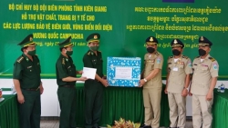 Kiên Giang: Trao tặng vật tư y tế hỗ trợ lực lượng bảo vệ biên giới Campuchia