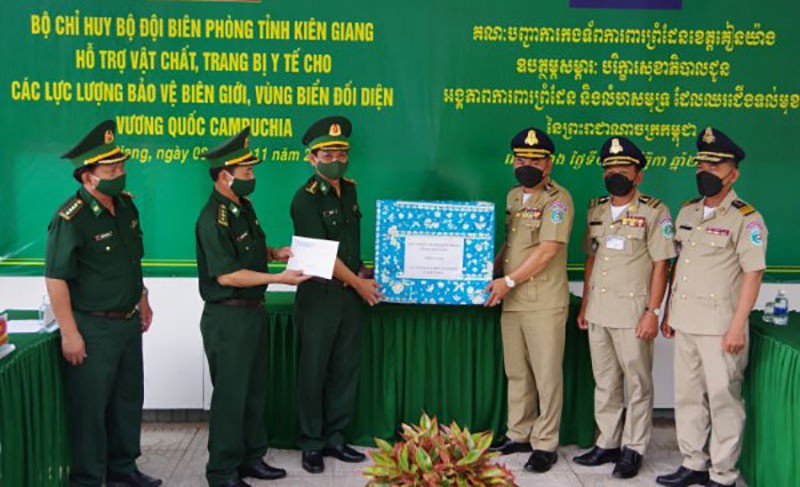 Đại tá Võ Văn Sử, Chỉ huy trưởng Bộ Chỉ huy BĐBP Kiên Giang trao quà cho Ngài Đại tá Long Sô Van Na, Chỉ huy trưởng Hiến binh tỉnh Kampot (Campuchia).