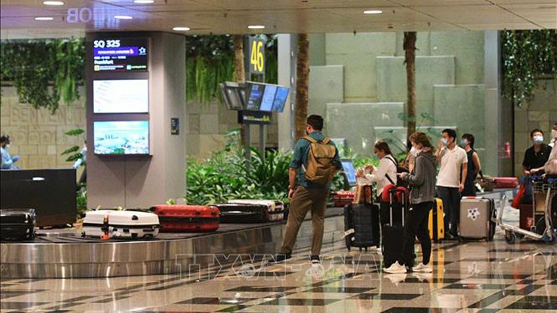 Hành khách tại sân bay quốc tế Changi, Singapore. (Nguồn: TTXVN) Hành khách tại sân bay quốc tế Changi, Singapore. (Nguồn: TTXVN)