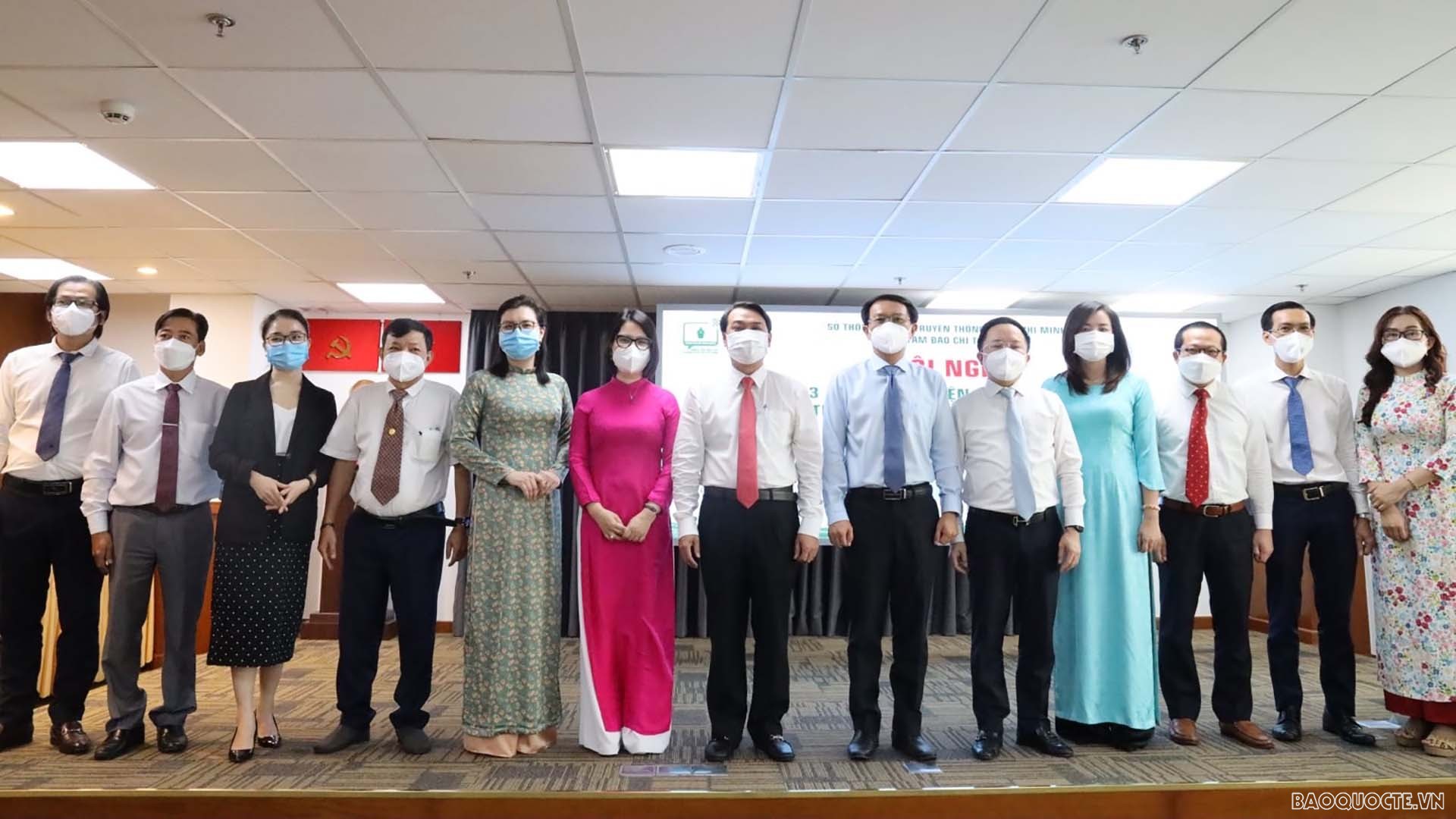 Các đại biểu chụp ảnh lưu niệm,