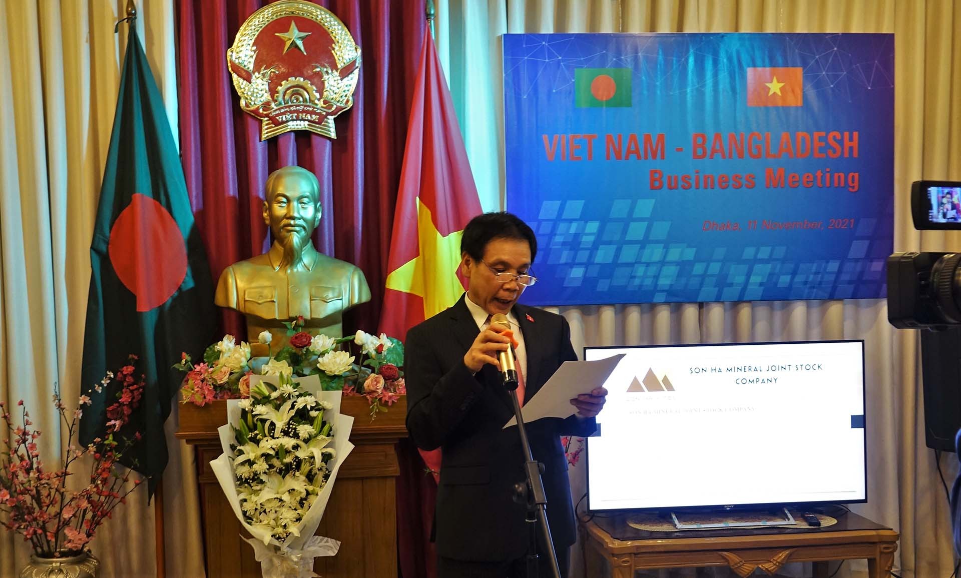 Đại sứ Phạm Việt Chiến phát biểu tại cuộc gặp gỡ doanh nghiệp Việt Nam- Bangladesh tại Đại sứ quán.
