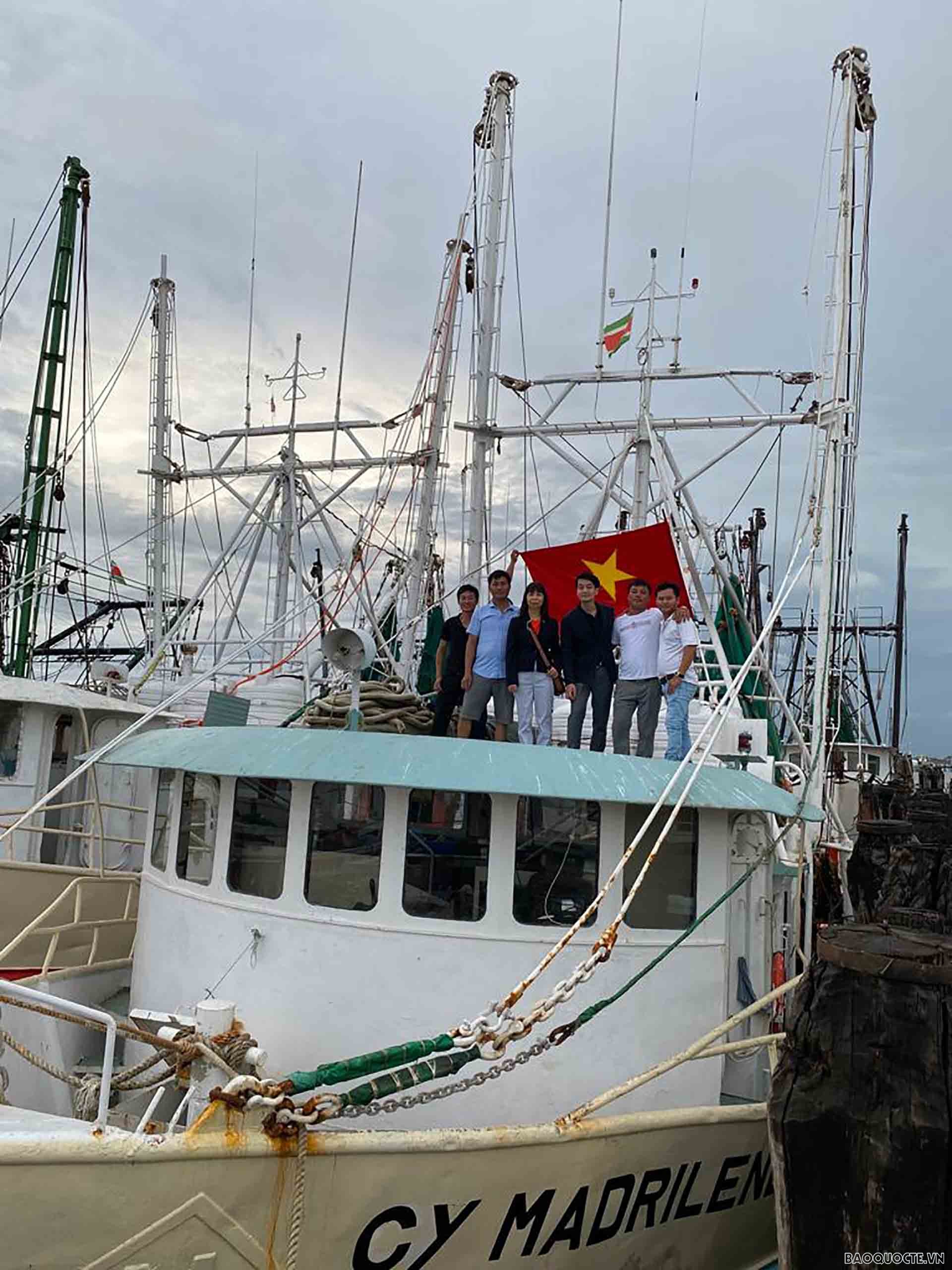 Cộng đồng người Việt Nam tại Suriname đa số là thuyền viên các tàu đánh cá. Cộng đồng người Việt Nam tại Suriname đa số là thuyền viên các tàu đánh cá.