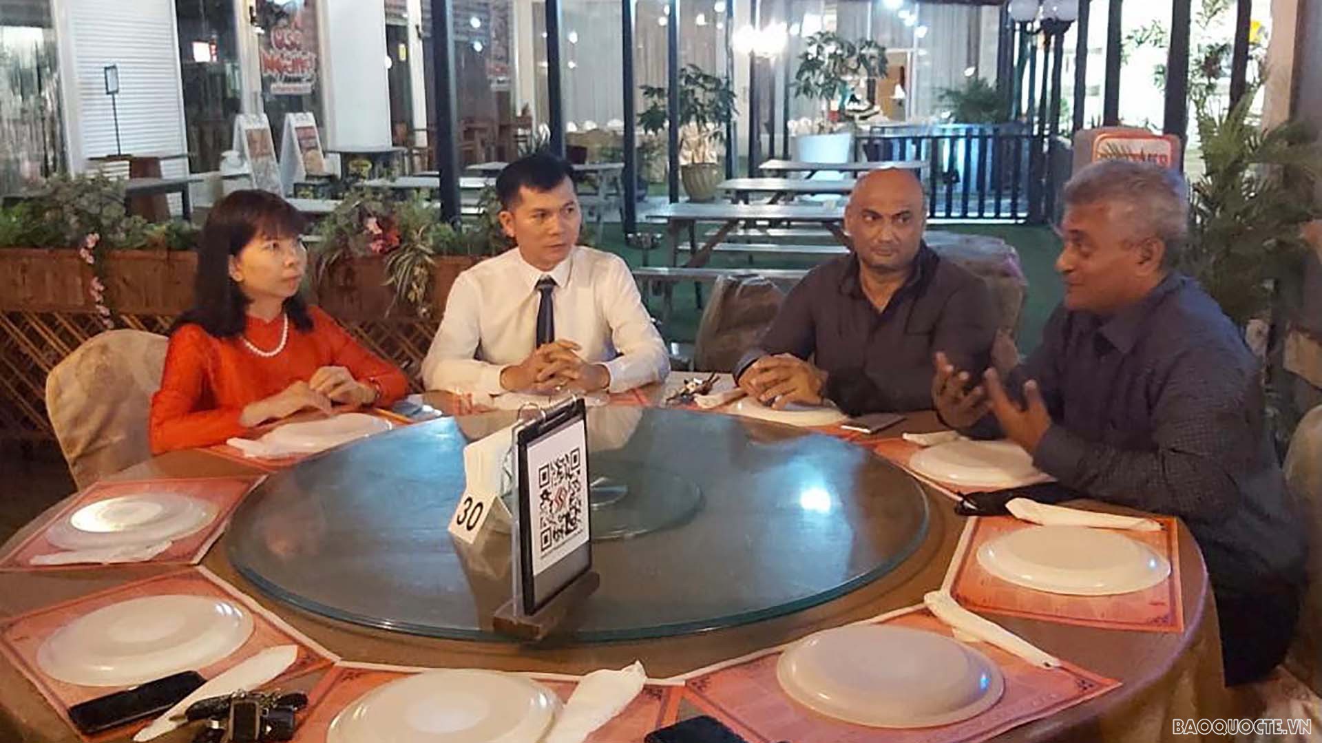 Đại sứ Phạm Thị Kim Hoa làm việc với Chủ tịch Hiệp hội Thương mại và Công nghiệp Suriname Jaynath Padarath. Đại sứ Phạm Thị Kim Hoa làm việc với Chủ tịch Hiệp hội Thương mại và Công nghiệp Suriname Jaynath Padarath.