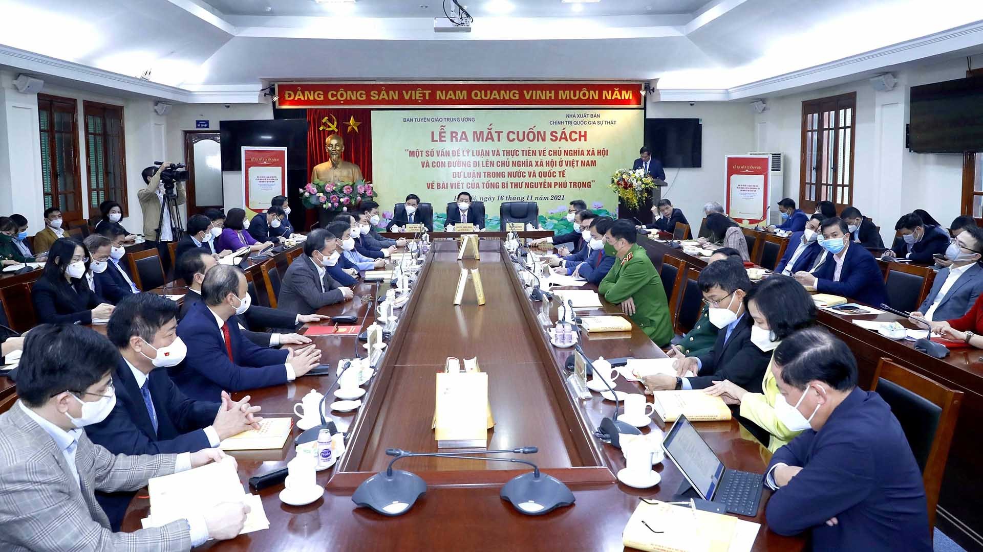 Ban Tuyên giáo Trung ương phối hợp với Nhà xuất bản Chính trị quốc gia Sự thật tổ chức Lễ ra mắt cuốn sách “Một số vấn đề lý luận và thực tiễn về chủ nghĩa xã hội và con đường đi lên chủ nghĩa xã hội ở Việt Nam - Dư luận trong nước và quốc tế về bài viết 