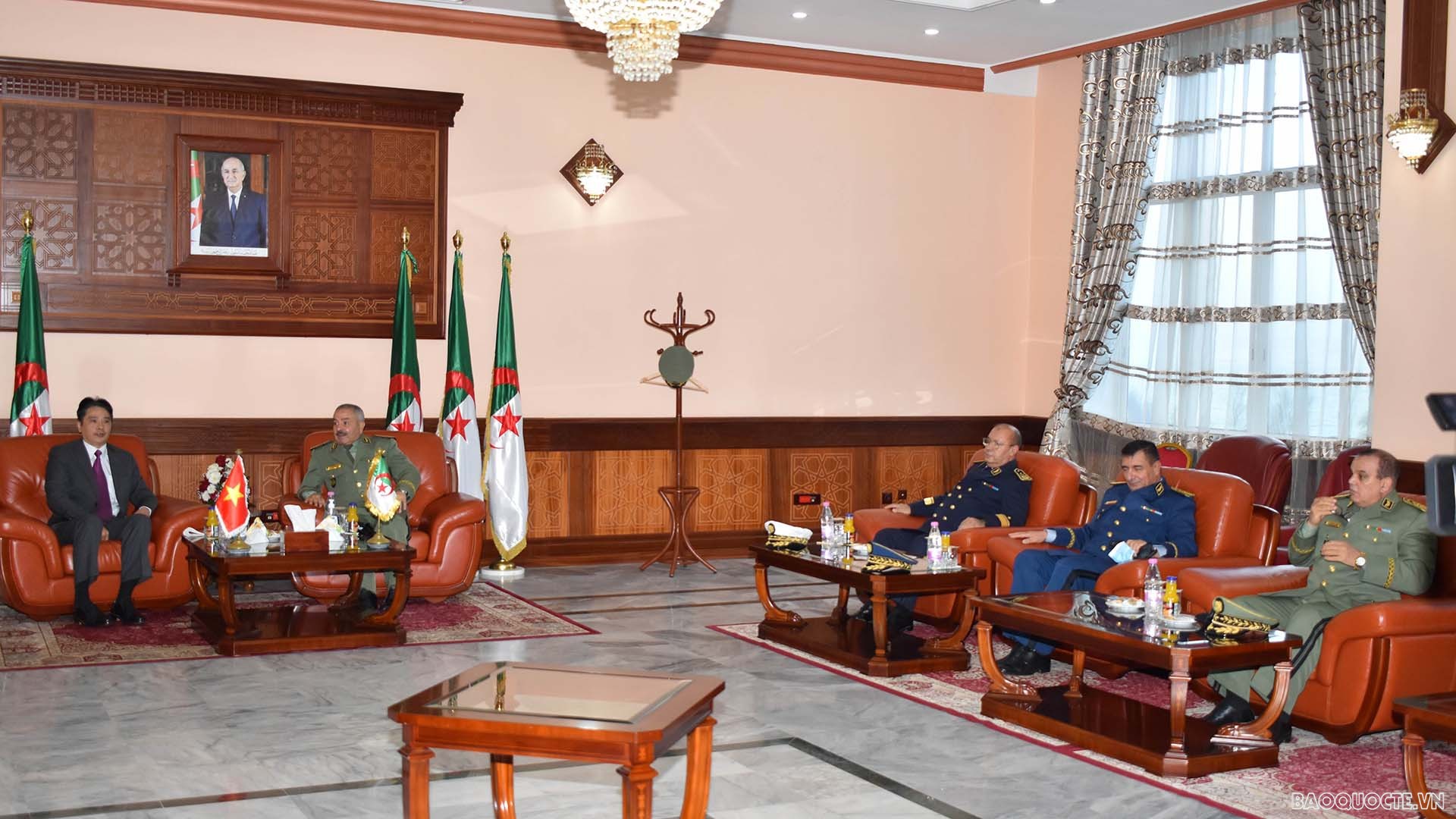 Đại sứ Nguyễn Thành Vinh gặp Thiếu tướng Noureddine Khaloui, Hiệu trưởng trường Đại học chiến tranh Algeria.