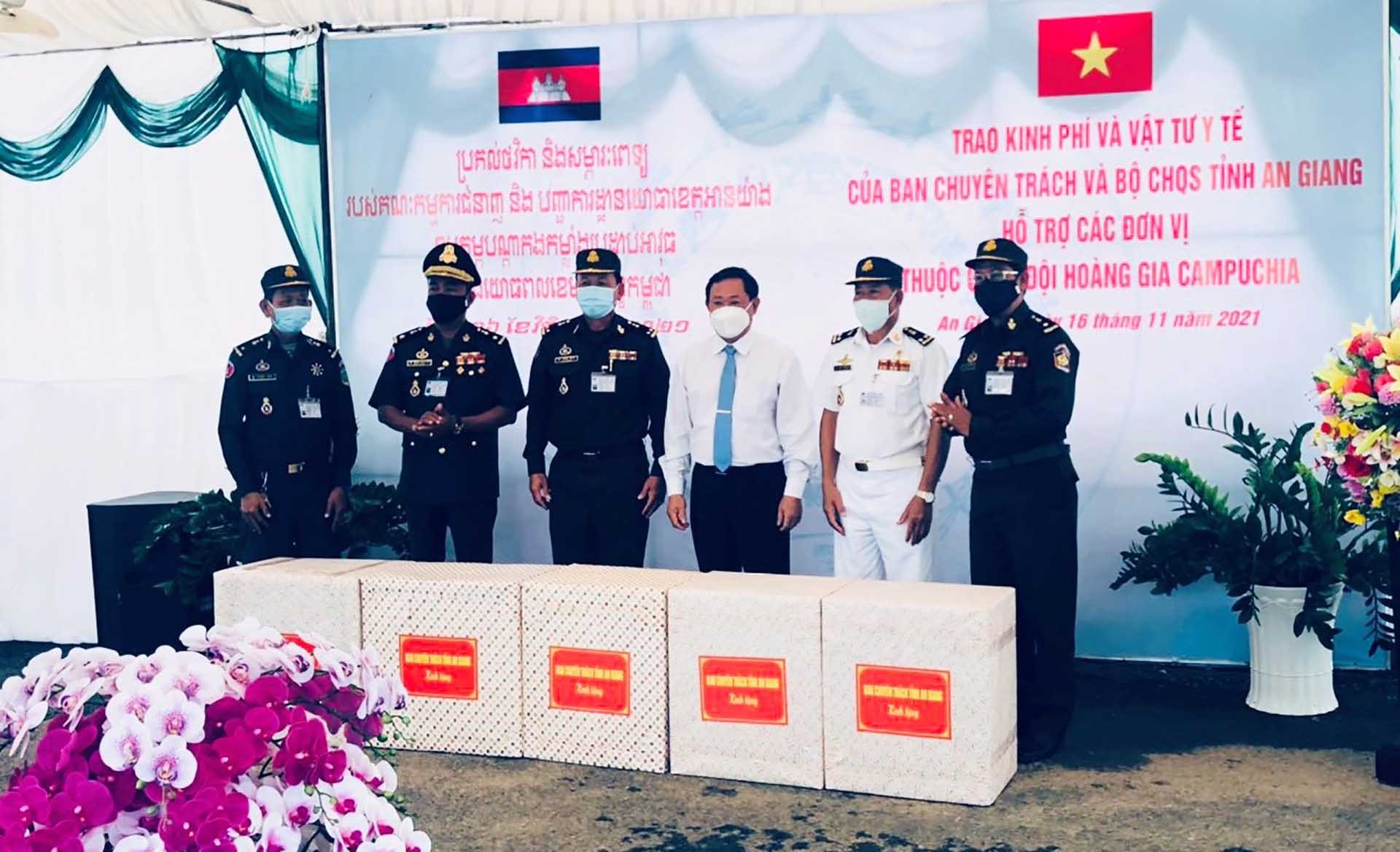 Ông Nguyễn Tiếc Hùng, Chủ tịch Ủy ban MTTQ Việt Nam tỉnh An Giang trao tặng vật tư y tế phòng, chống dịch Covid-19 cho lực lượng Bảo vệ biên giới Campuchia. (Ảnh: Chiến Khu)