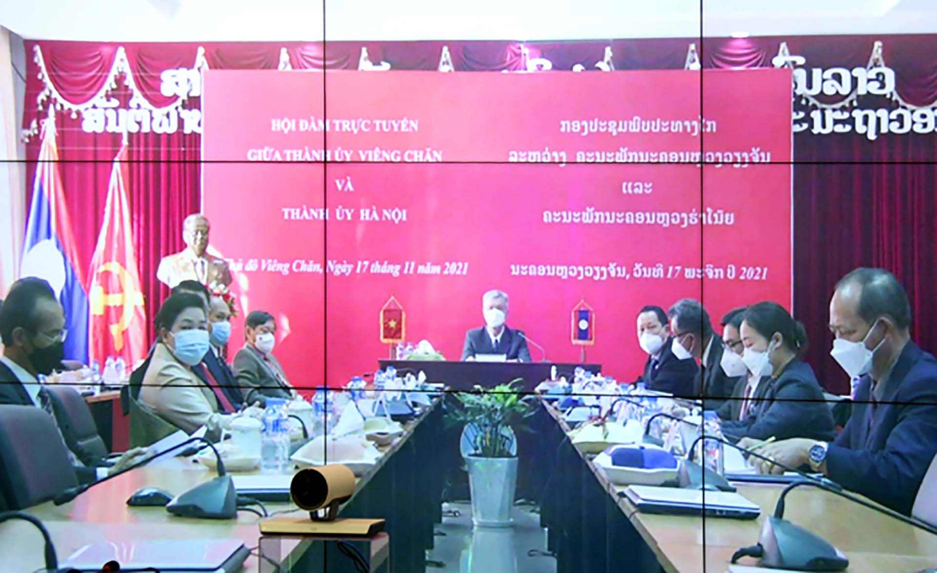 Quang cảnh hội đàm tại điểm cầu Thành ủy Viêng Chăn