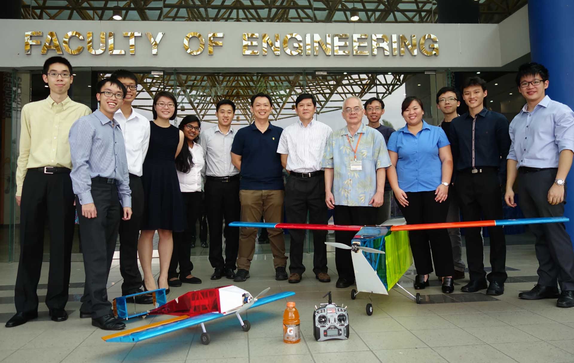 GS. Phan Thiện Nhân và các sinh viên. (Ảnh: NVCC)