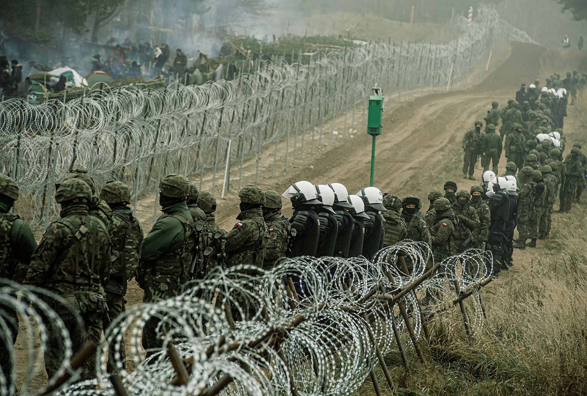 Quân đội và cảnh sát Ba Lan theo dõi người di cư tại biên giới Ba Lan - Belarus. (Nguồn: Reuters)