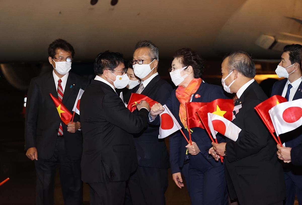 Cán bộ, nhân viên Đại sứ quán Việt Nam tại Nhật Bản đón Thủ tướng Phạm Minh Chính tại Sân bay quốc tế Haneda. (Nguồn: TTXVN) Cán bộ, nhân viên Đại sứ quán Việt Nam tại Nhật Bản đón Thủ tướng Phạm Minh Chính tại Sân bay quốc tế Haneda. (Nguồn: TTXVN)