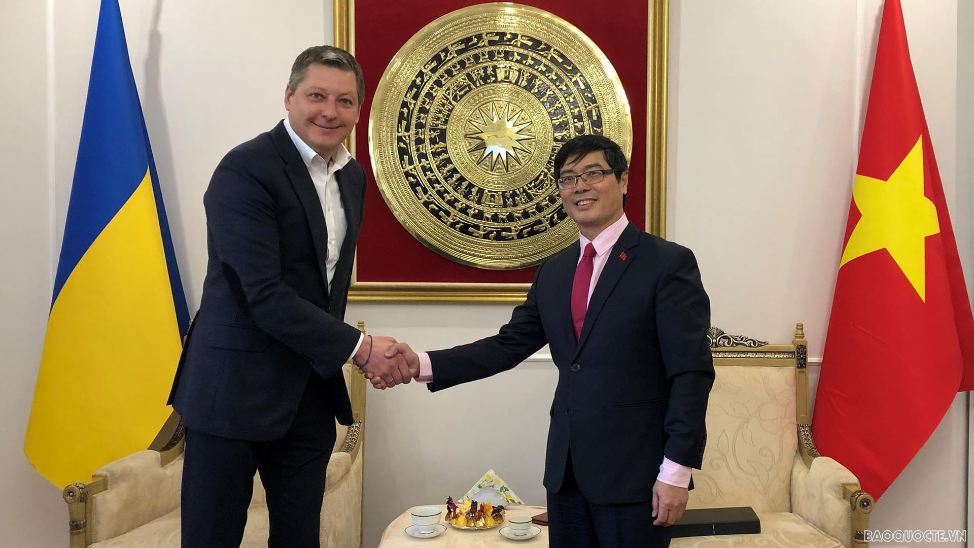Đại sứ Nguyễn Hồng Thạch đã có buổi làm việc với ông Garyaga Oleg Alexandrovich, Quận trưởng quận Shevchenko, thủ đô Kiev.