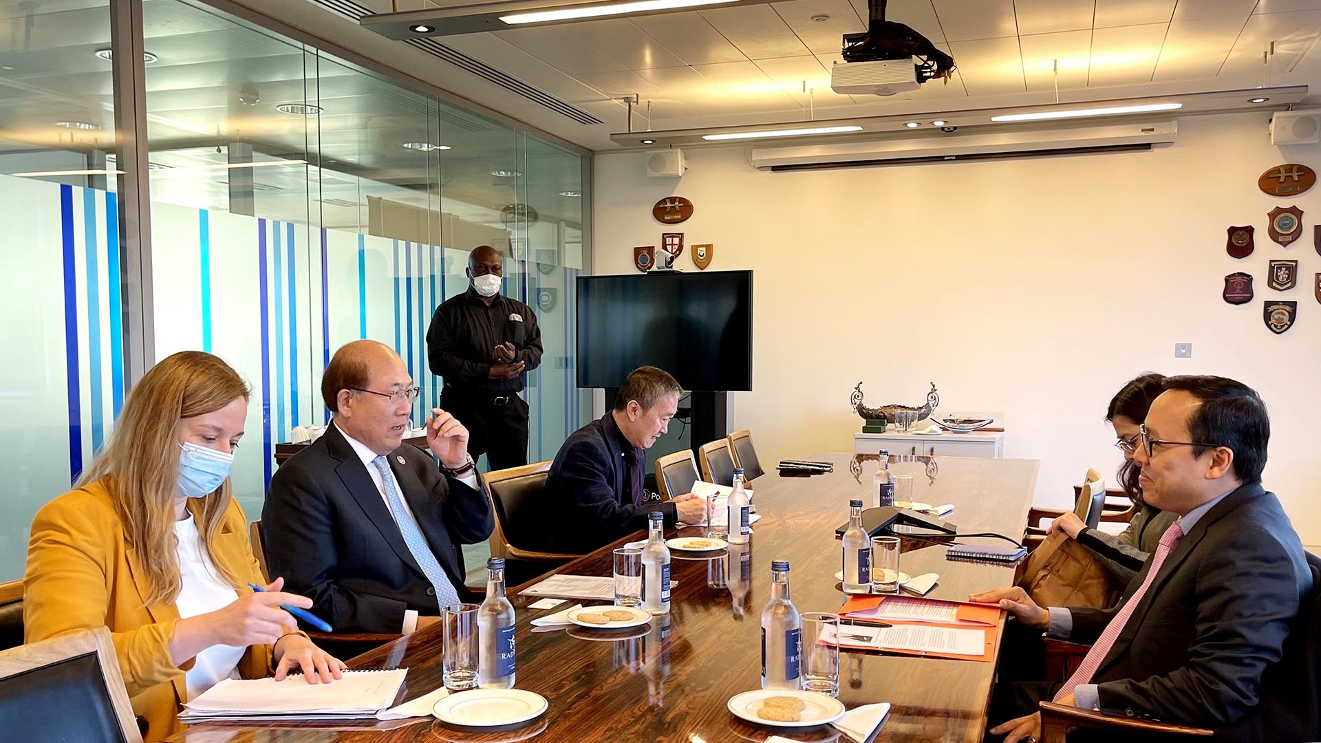 Tổng thư ký IMO Kitack Lim tiếp thân mật Đại sứ Nguyễn Hoàng Long.