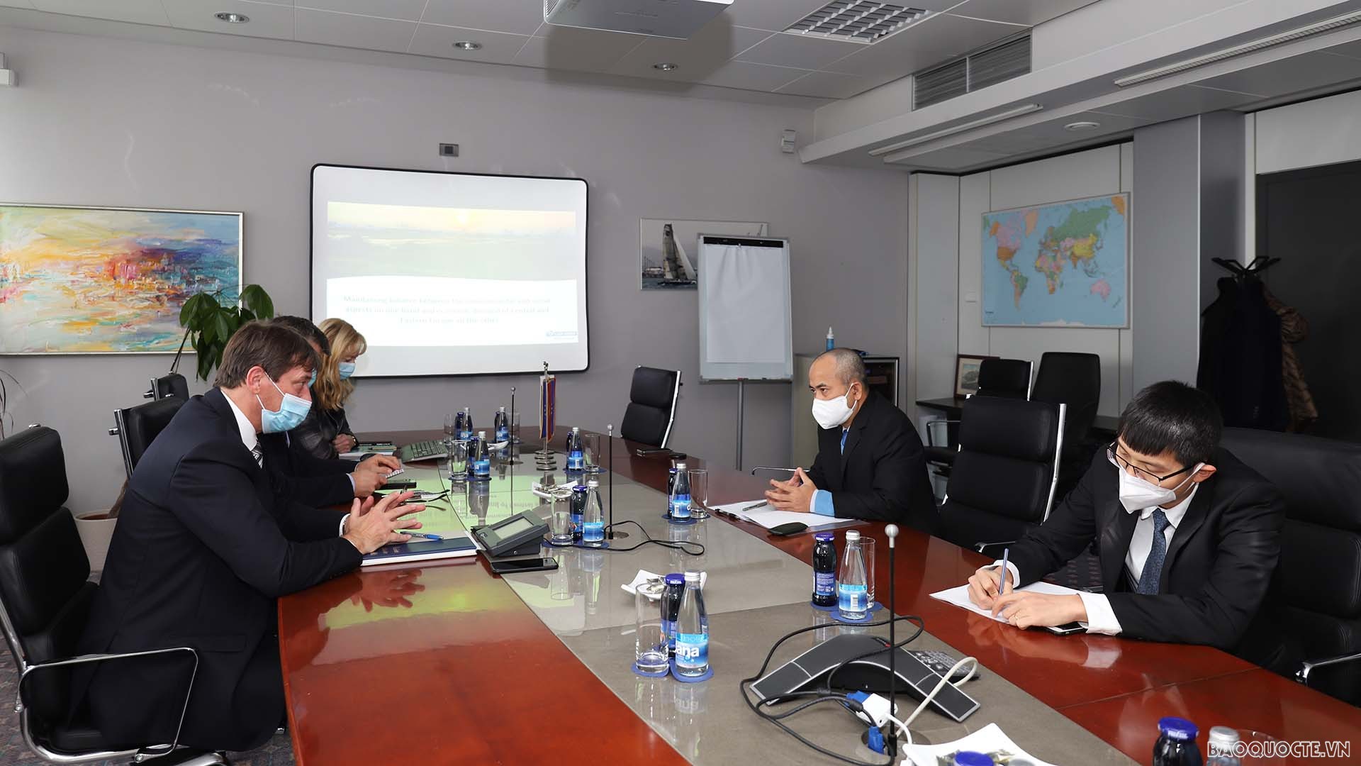 Đại sứ Nguyễn Trung Kiên làm việc với Cơ quan quản lý cảng Koper.