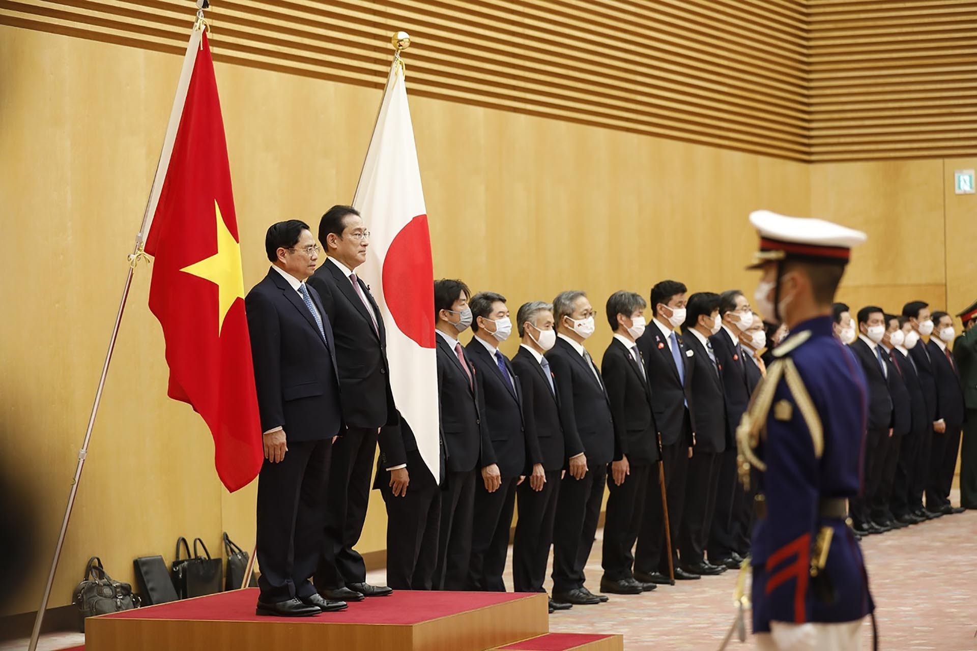 Thủ tướng Phạm Minh Chính và Thủ tướng Nhật Bản Kishida Fumio tại lễ đón. (Nguồn: TTXVN)