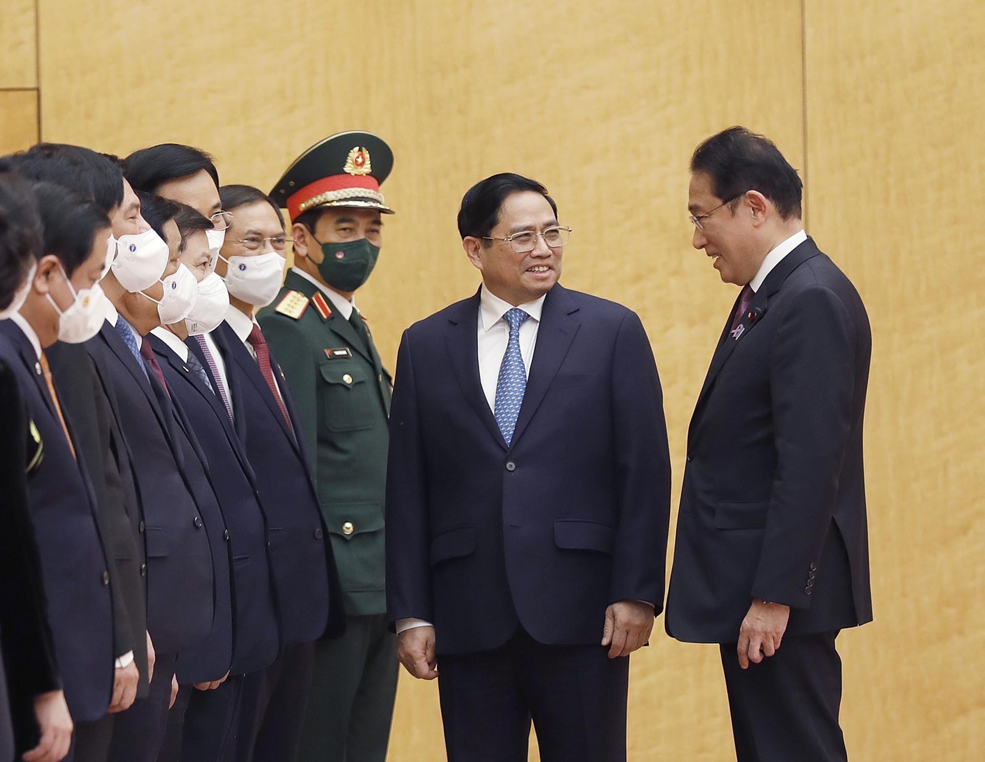 Thủ tướng Phạm Minh Chính giới thiệu với Thủ tướng Nhật Bản Kishida Fumio các thành viên đoàn Việt Nam. (Nguồn: TTXVN)