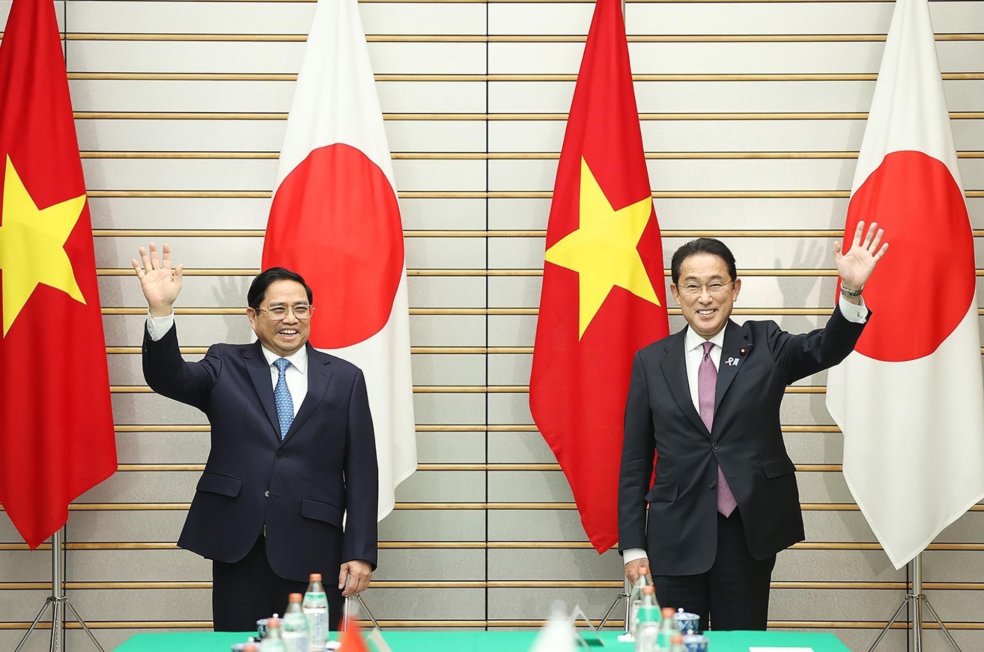 Thủ tướng Phạm Minh Chính và Thủ tướng Nhật Bản Kishida Fumio chụp ảnh chung. (Nguồn: TTXVN)