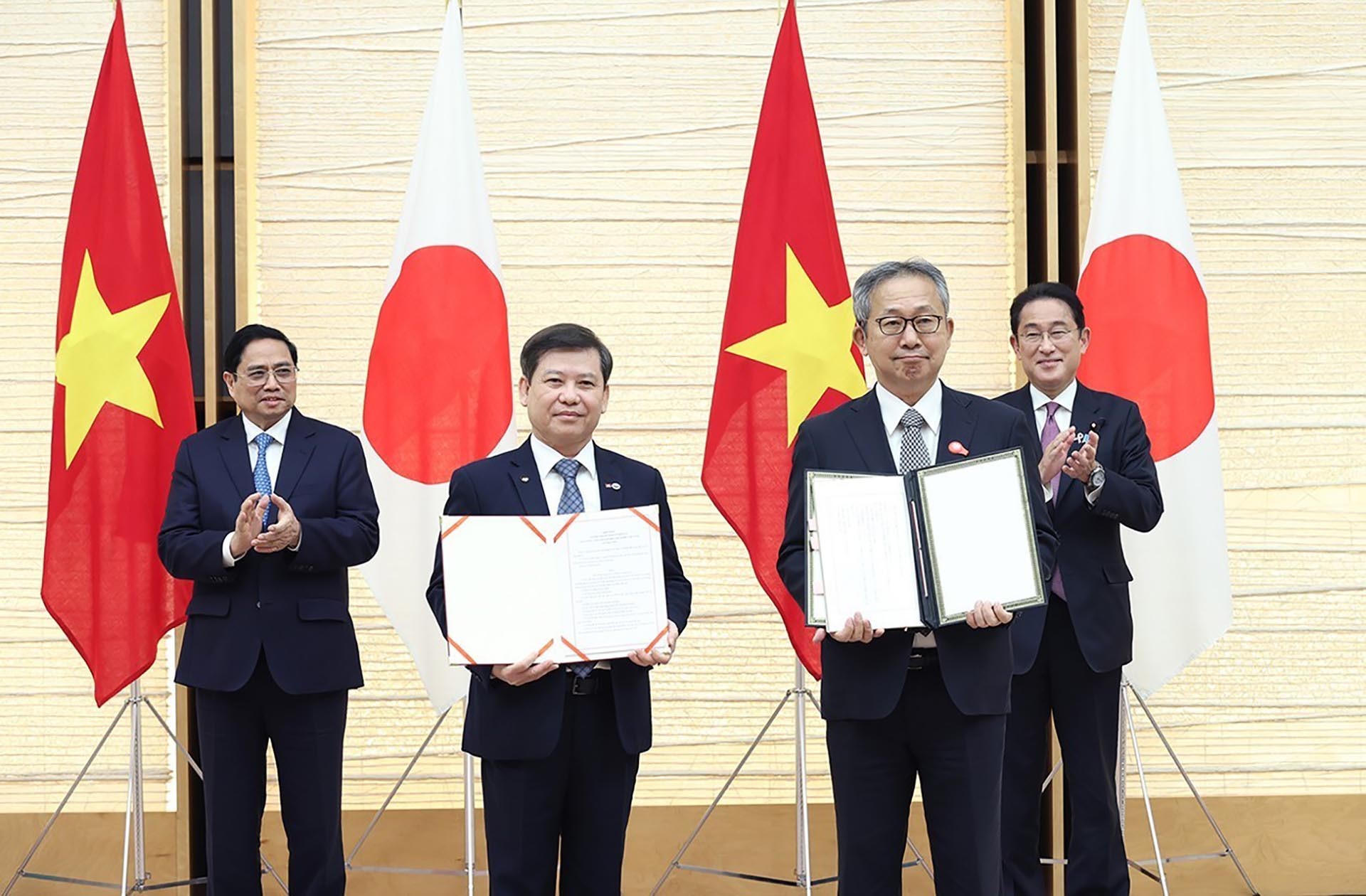 Thủ tướng Phạm Minh Chính và Thủ tướng Nhật Bản Kishida Fumio chứng kiến lễ trao Hiệp định Tương trợ tư pháp về hình sự giữa hai nước Việt Nam và Nhật Bản. (Nguồn: TTXVN)