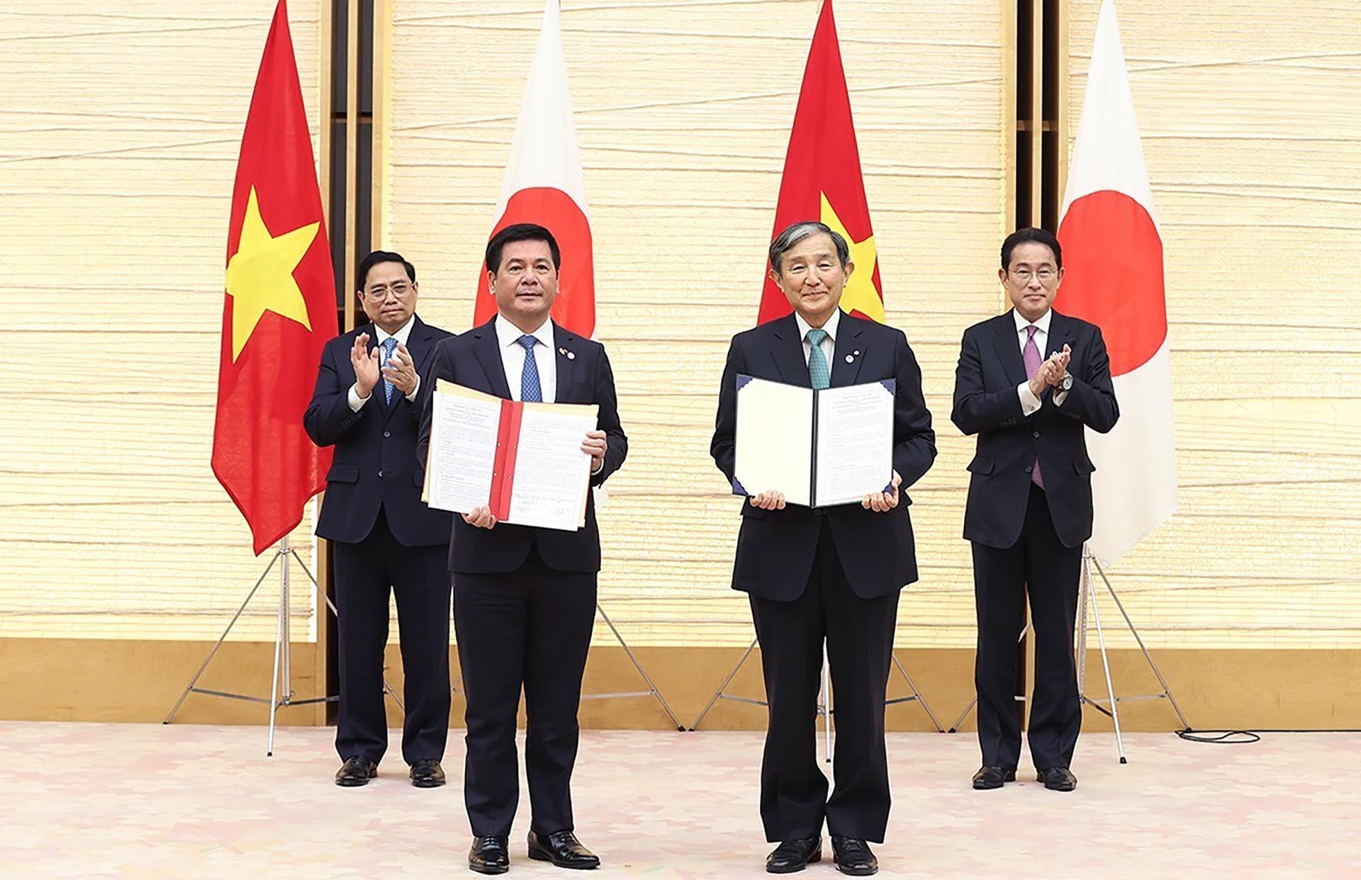 Thủ tướng Phạm Minh Chính và Thủ tướng Nhật Bản Kishida Fumio chứng kiến lễ trao Bản ghi nhớ về tăng cường hợp tác thương mại và công nghiệp giữa Bộ Công thương Việt Nam và Chính quyền tỉnh Wakayama, Nhật Bản. (Nguồn: TTXVN)