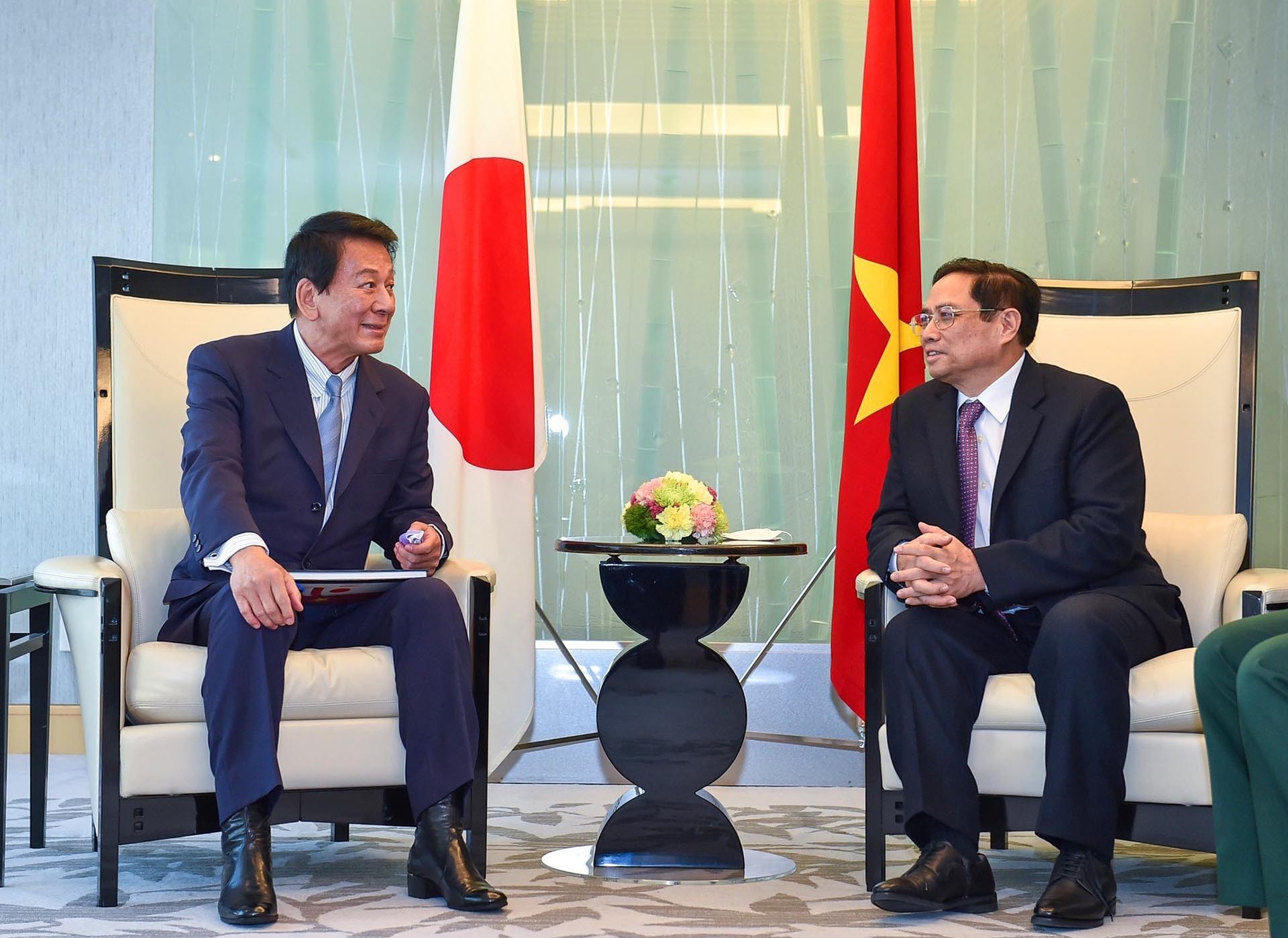 Thủ tướng Phạm Minh Chính tiếp cựu Thủ tướng Abe Shinzo và cựu Đại sứ đặc biệt Việt Nam-Nhật Bản