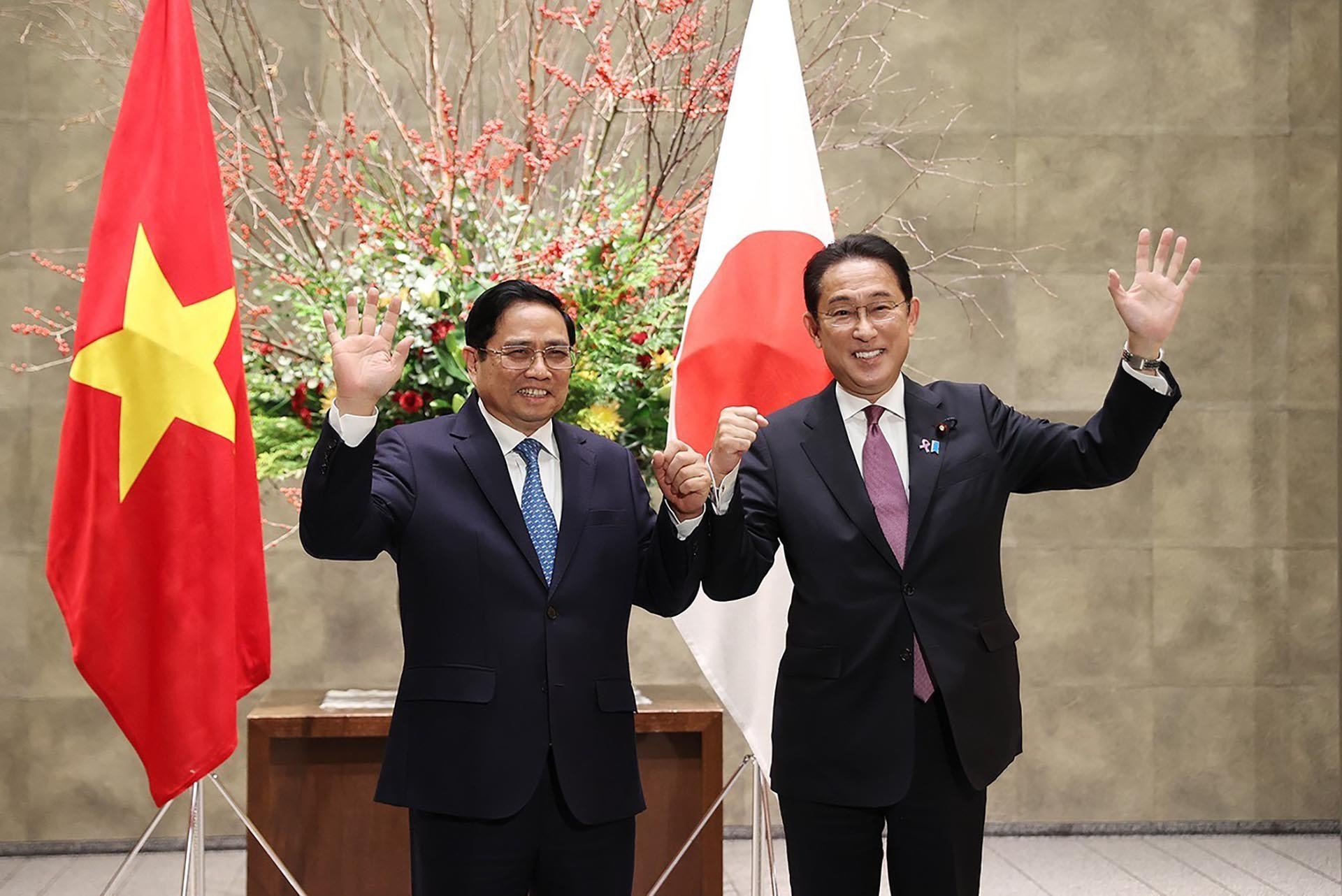 Thủ tướng Nhật Bản Kishida Fumio đón Thủ tướng Phạm Minh Chính. (Nguồn: TTXVN)
