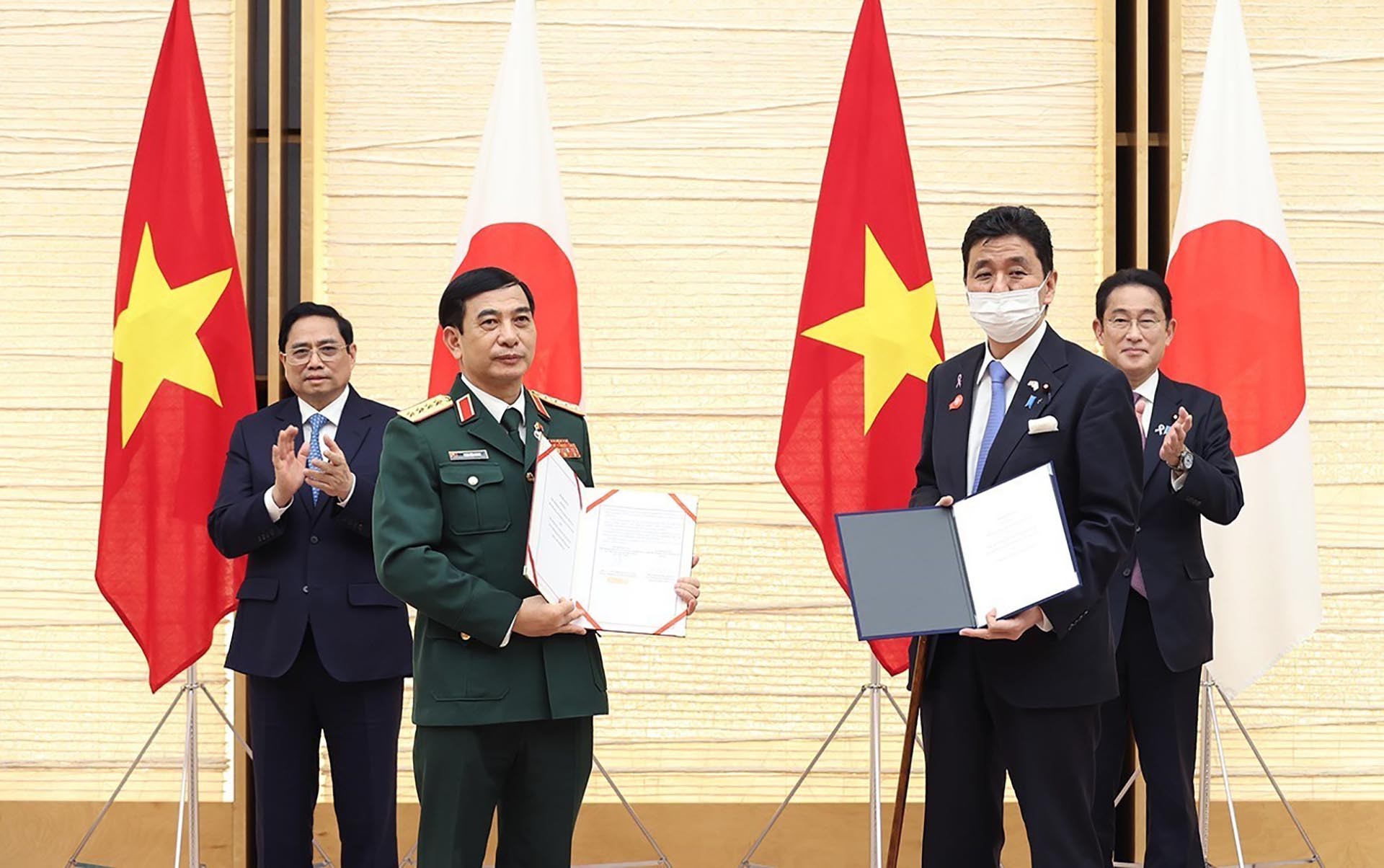 Thủ tướng Phạm Minh Chính và Thủ tướng Nhật Bản Kishida Fumio chứng kiến lễ trao Bản ghi nhớ giữa Bộ Quốc phòng Việt Nam và Bộ Quốc phòng Nhật Bản về hợp tác an ninh mạng. (Nguồn: TTXVN)