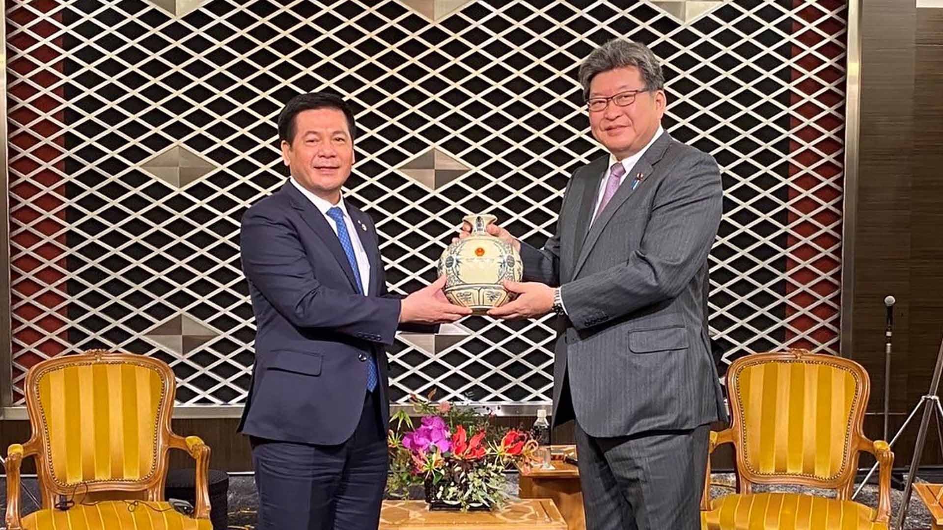 Bộ trưởng Bộ Công Thương Nguyễn Hồng Diên làm việc với Bộ trưởng Bộ Kinh tế, Thương mại và Công nghiệp Nhật Bản Koichi Haguida.
