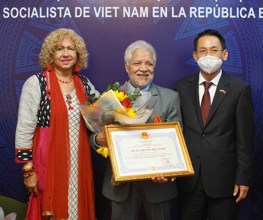 Nguyên Đại sứ Venezuela tại Việt Nam Jorge Rondón Uzcátegui bày tỏ vinh dự được nhận Huân chương Hữu nghị, phần thưởng cao quý của Nhà nước Việt Nam.