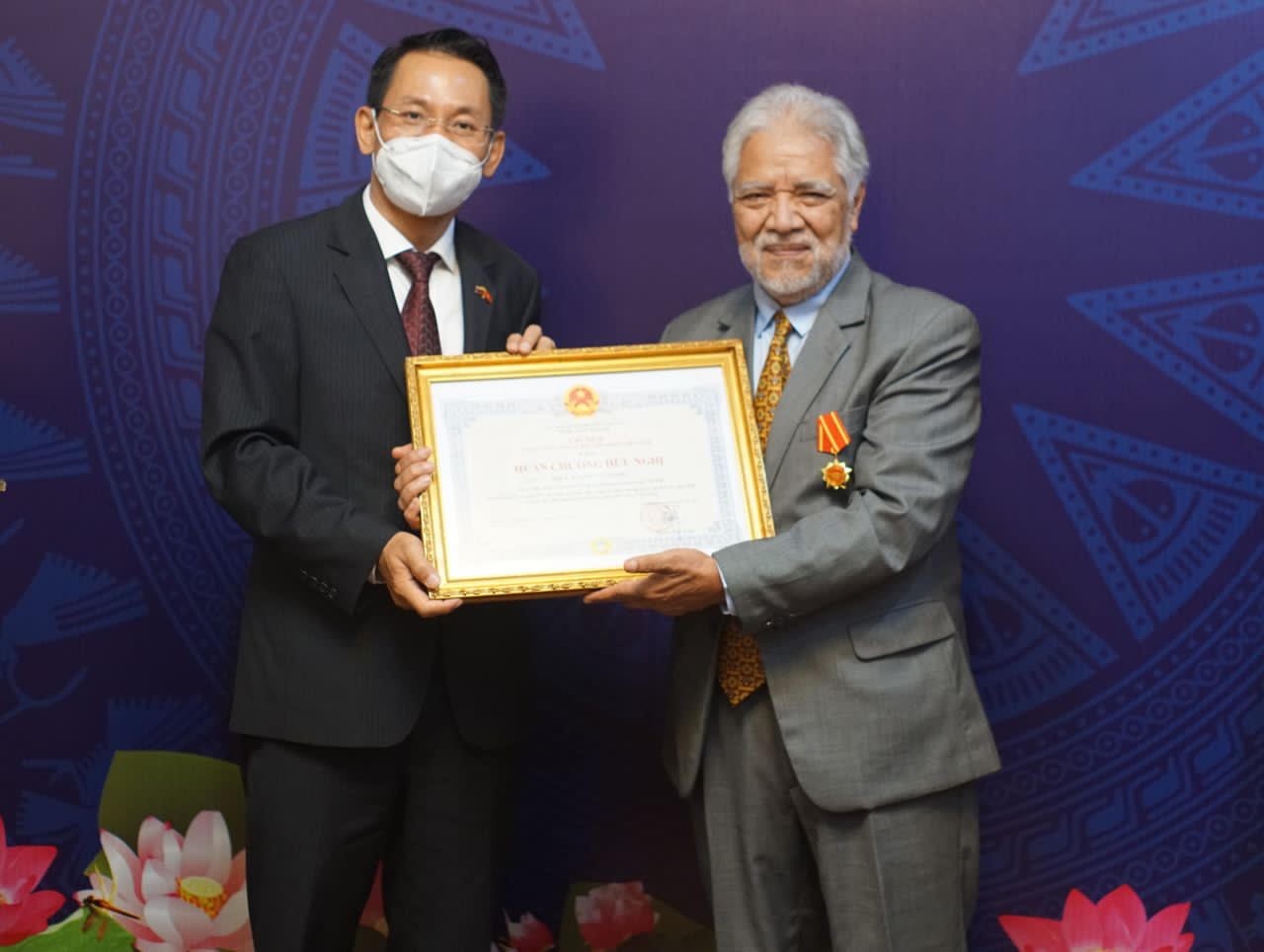 Thừa ủy quyền của Chủ tịch nước, Đại sứ Lê Viết Duyên đã trao tặng Huân chương Hữu nghị cho nguyên Đại sứ Venezuela tại Việt Nam Jorge Rondón Uzcátegui. 