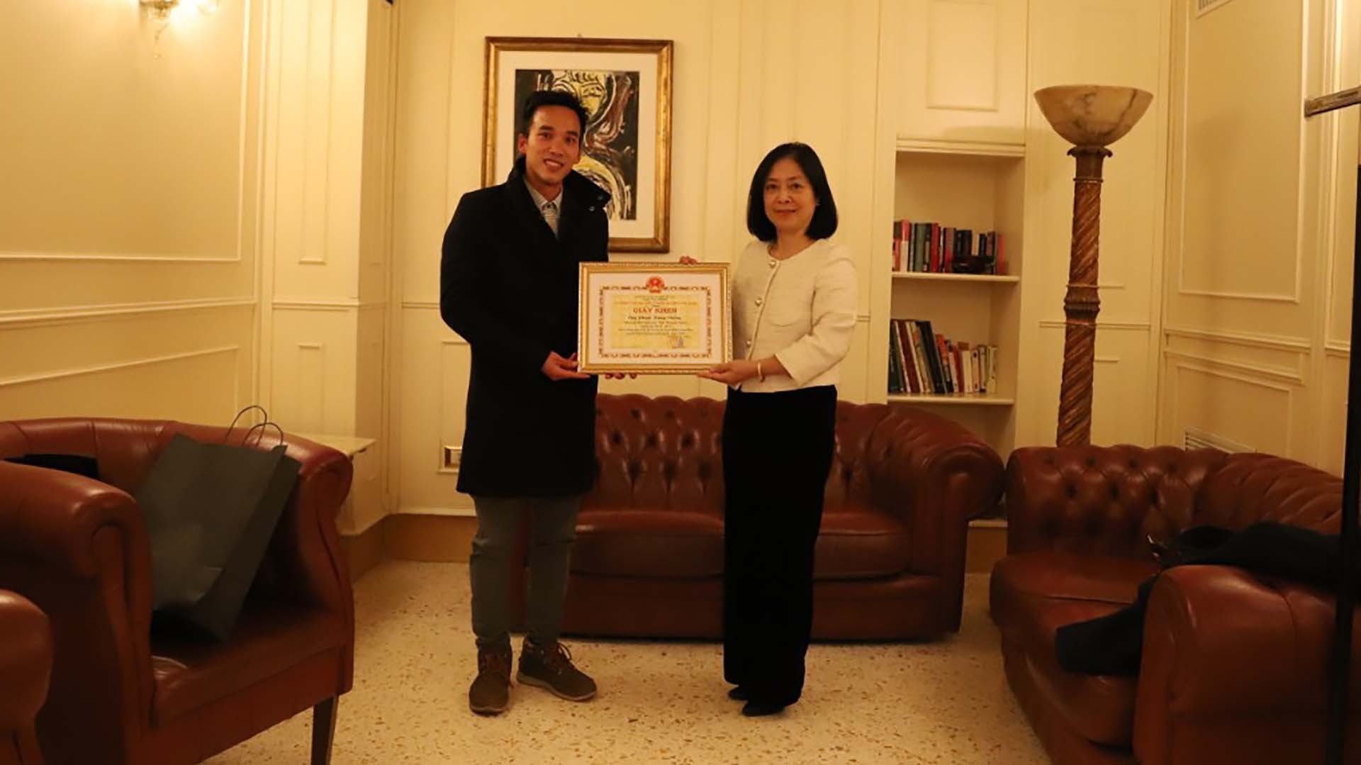 Đại sứ Nguyễn Thị Bích Huệ đã trao tặng Bằng khen của Ủy ban nhà nước về Người Việt Nam ở nước ngoài cho ông Phạm Hùng Vương.