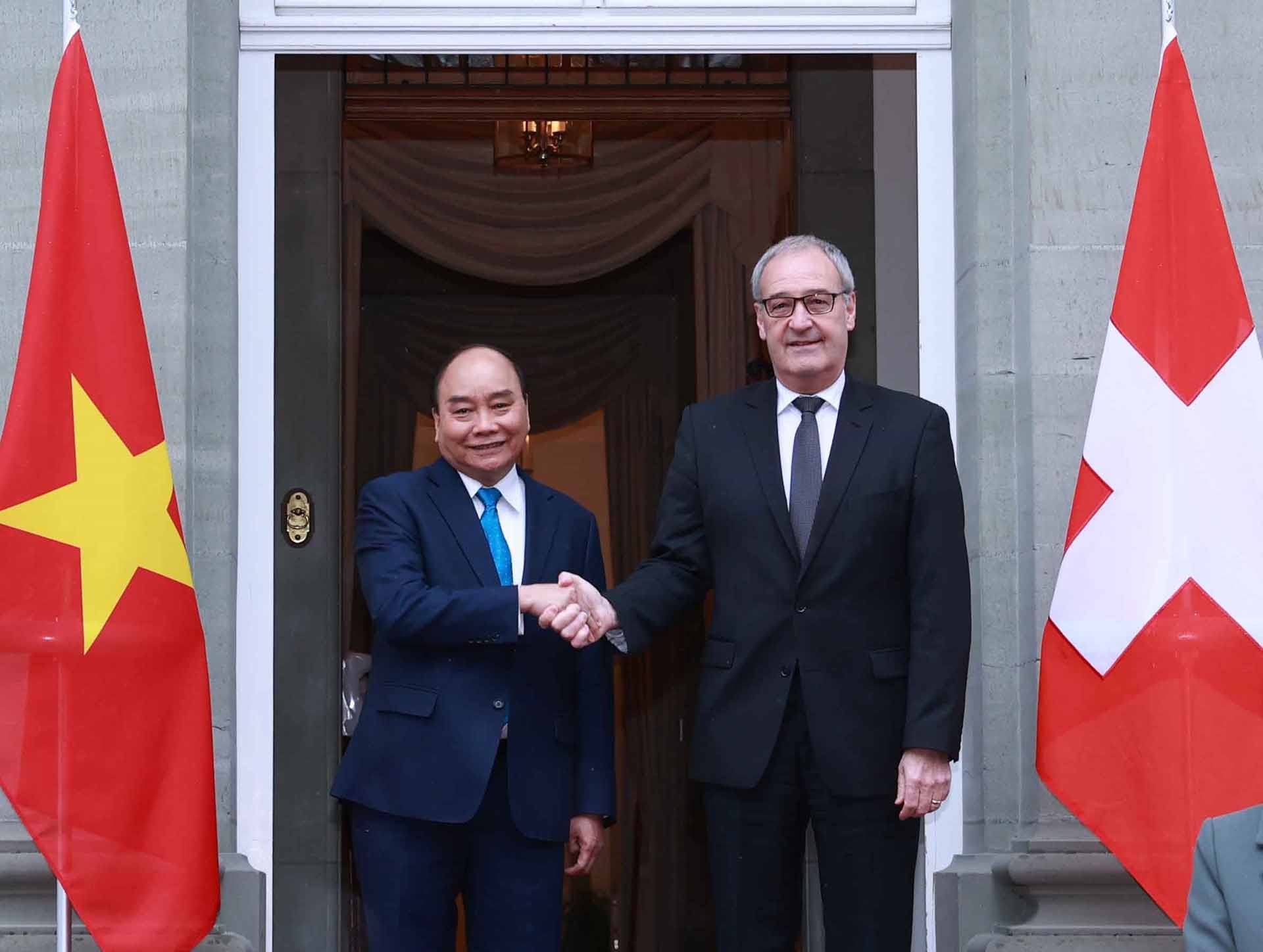 Chủ tịch nước Nguyễn Xuân Phúc và Tổng thống Liên bang Thụy Sỹ Guy Parmelin. (Nguồn: TTXVN)