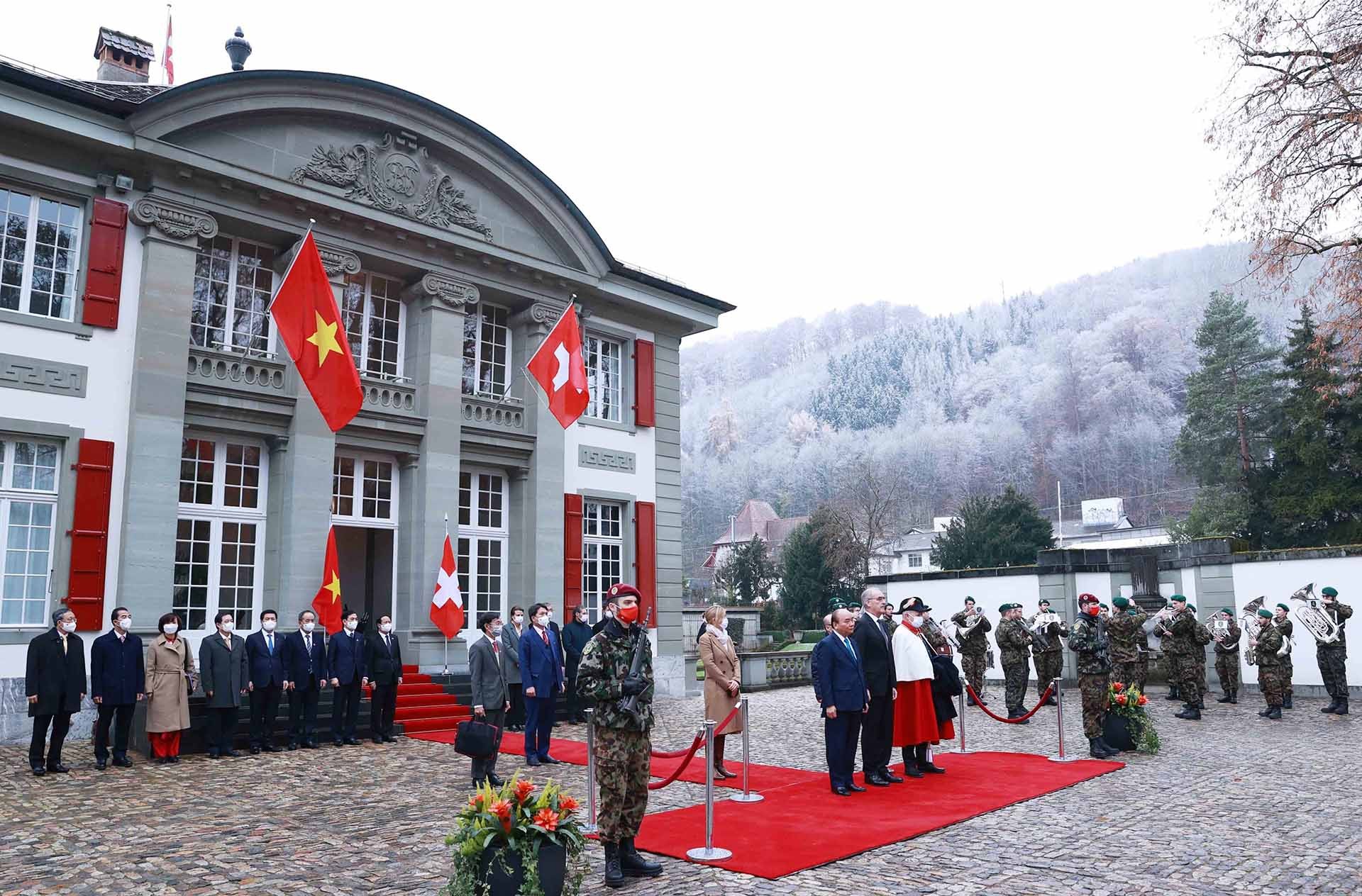 Lễ đón chính thức Chủ tịch nước Nguyễn Xuân Phúc diễn ra trọng thể sáng 26/11 tại Phủ Tổng thống Lohn Manor, Bern. (Nguồn: TTXVN)