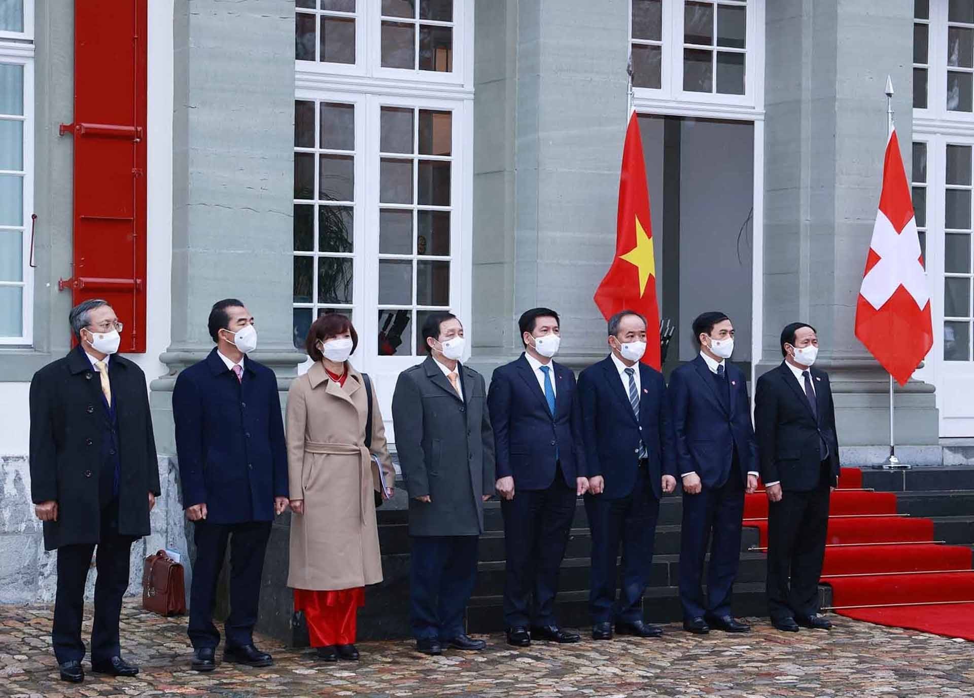 Đoàn đại biểu cấp cao Việt Nam tại lễ đón chính thức. (Nguồn: TTXVN)