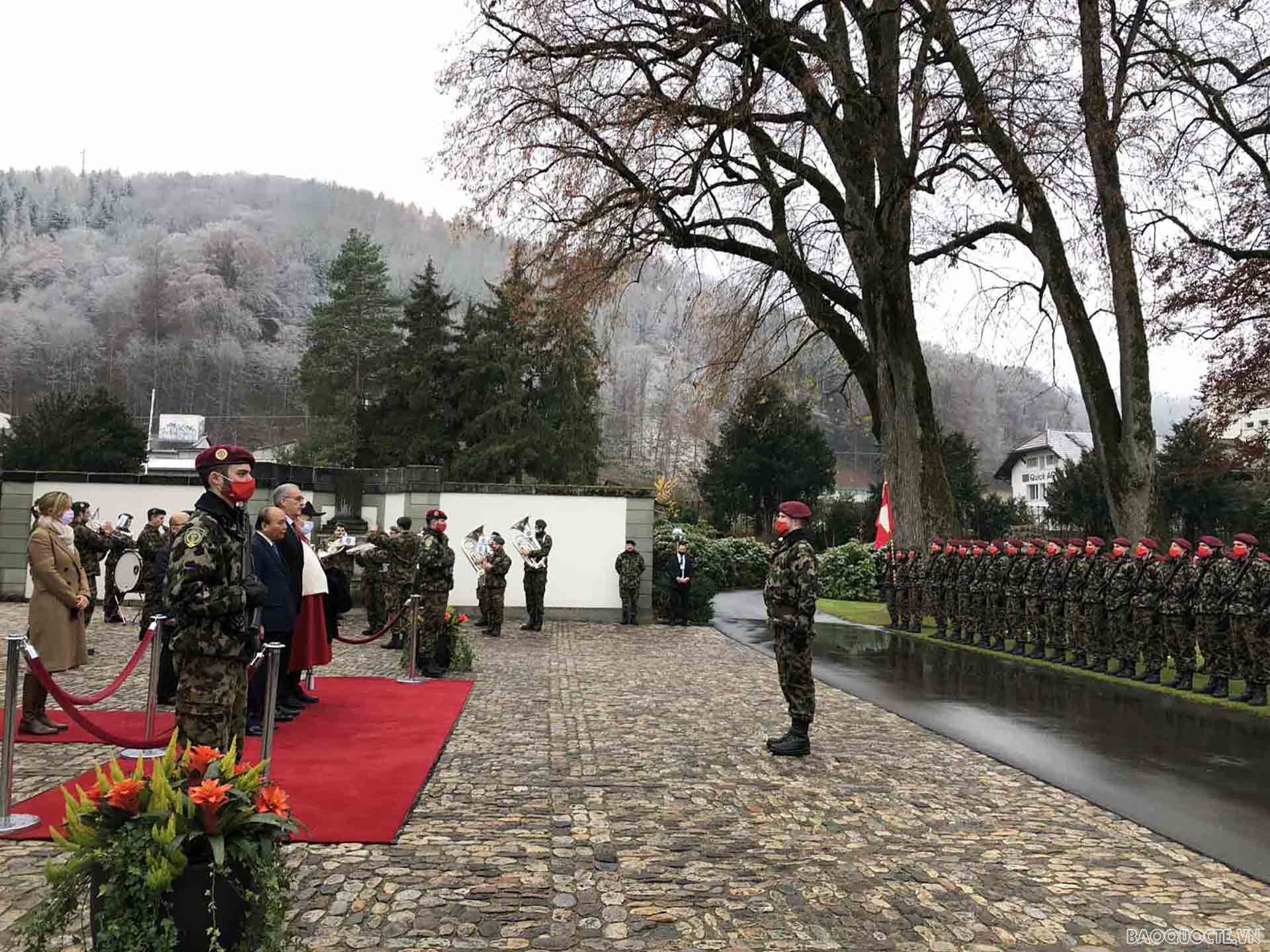 Lễ đón chính thức Chủ tịch nước Nguyễn Xuân Phúc diễn ra trọng thể sáng 26/11 tại Phủ Tổng thống Lohn Manor, Bern. (BNG)