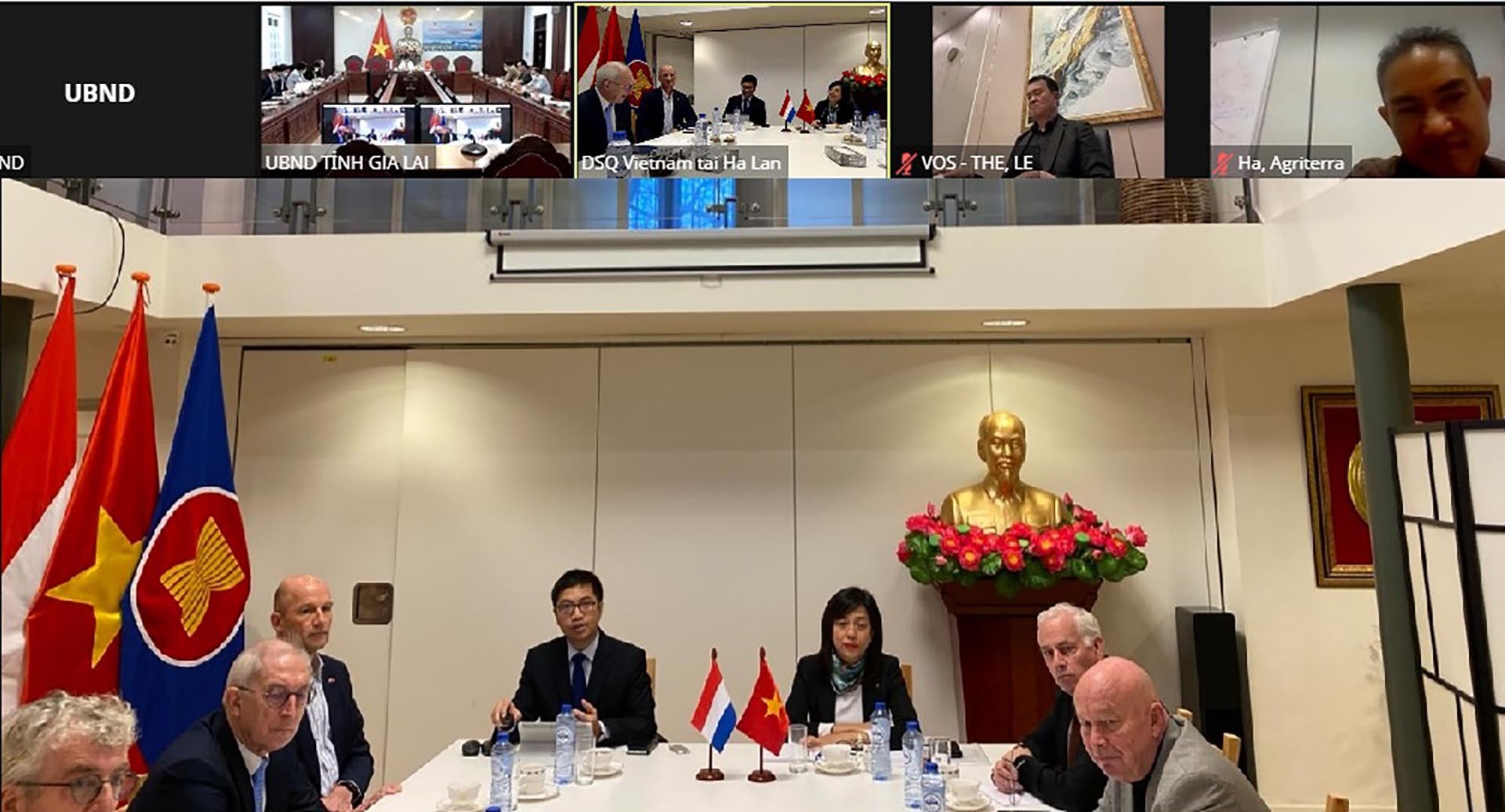 Các đại biểu tham gia hội thảo tại điểm cầu Đại sứ quán Việt Nam tại Hà Lan.