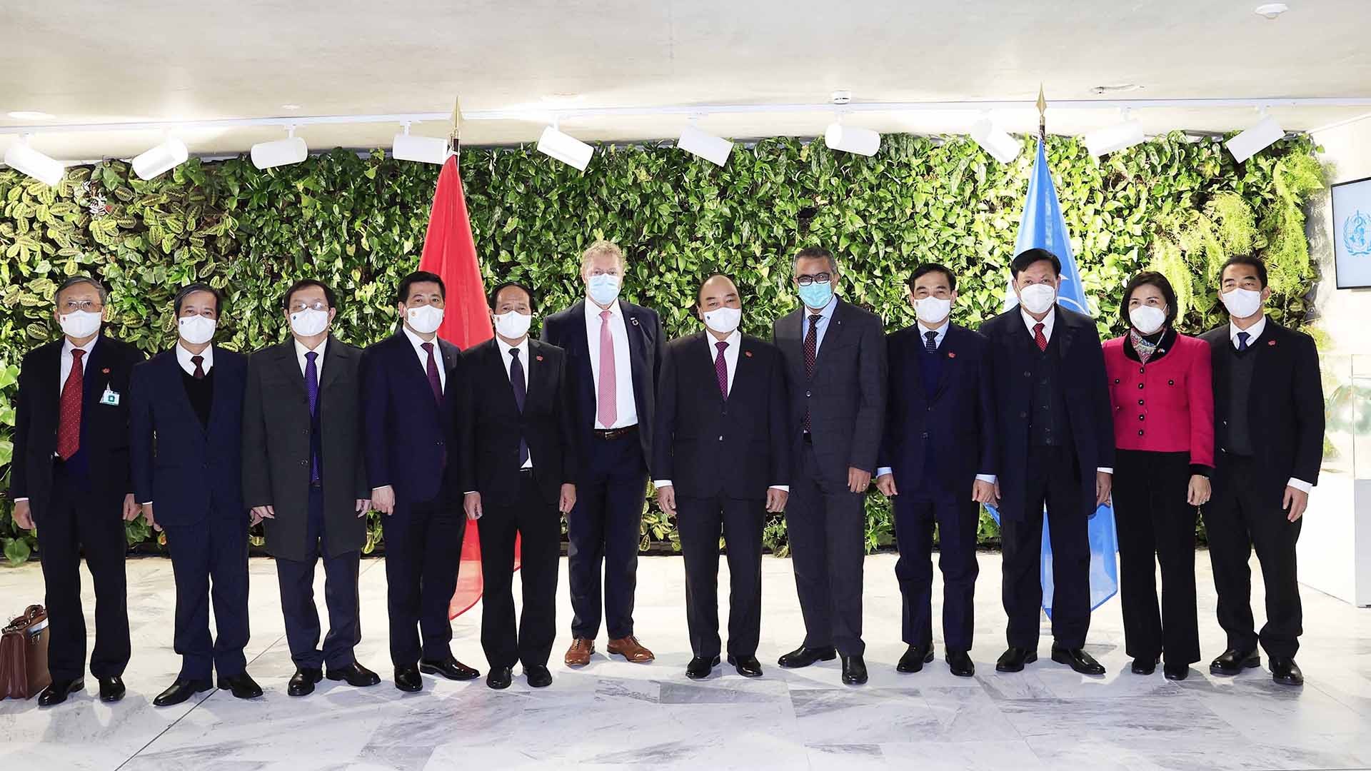 Chủ tịch nước Nguyễn Xuân Phúc và Tổng Giám đốc Tổ chức Y tế Thế giới Tedros Adhanom Ghebreyesus cùng các đại biểu chụp ảnh lưu niệm. (Nguồn: TTXVN)