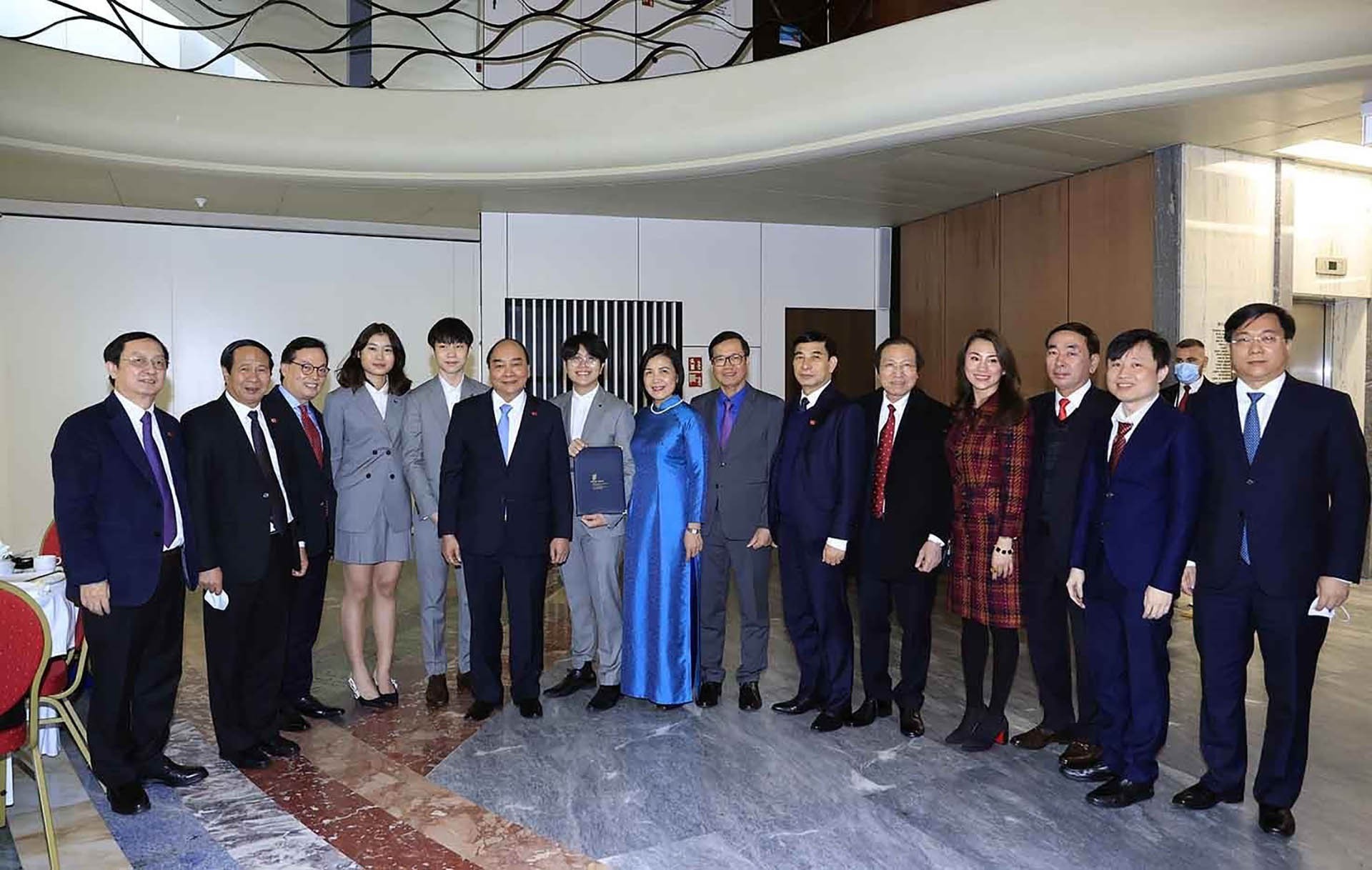 Chủ tịch nước Nguyễn Xuân Phúc với các đại biểu tại trụ sở Tổ chức Sở hữu trí tuệ thế giới (WIPO). (Nguồn: TTXVN)