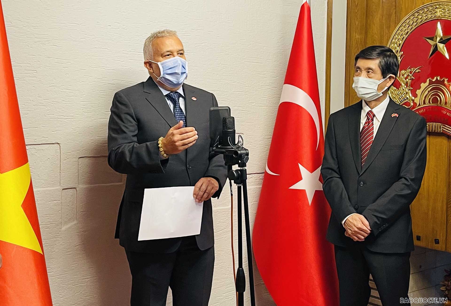 Ông Ali Tezolmez, Lãnh sự danh dự của Việt Nam tại Istanbul, phát biểu tại buổi Lễ;