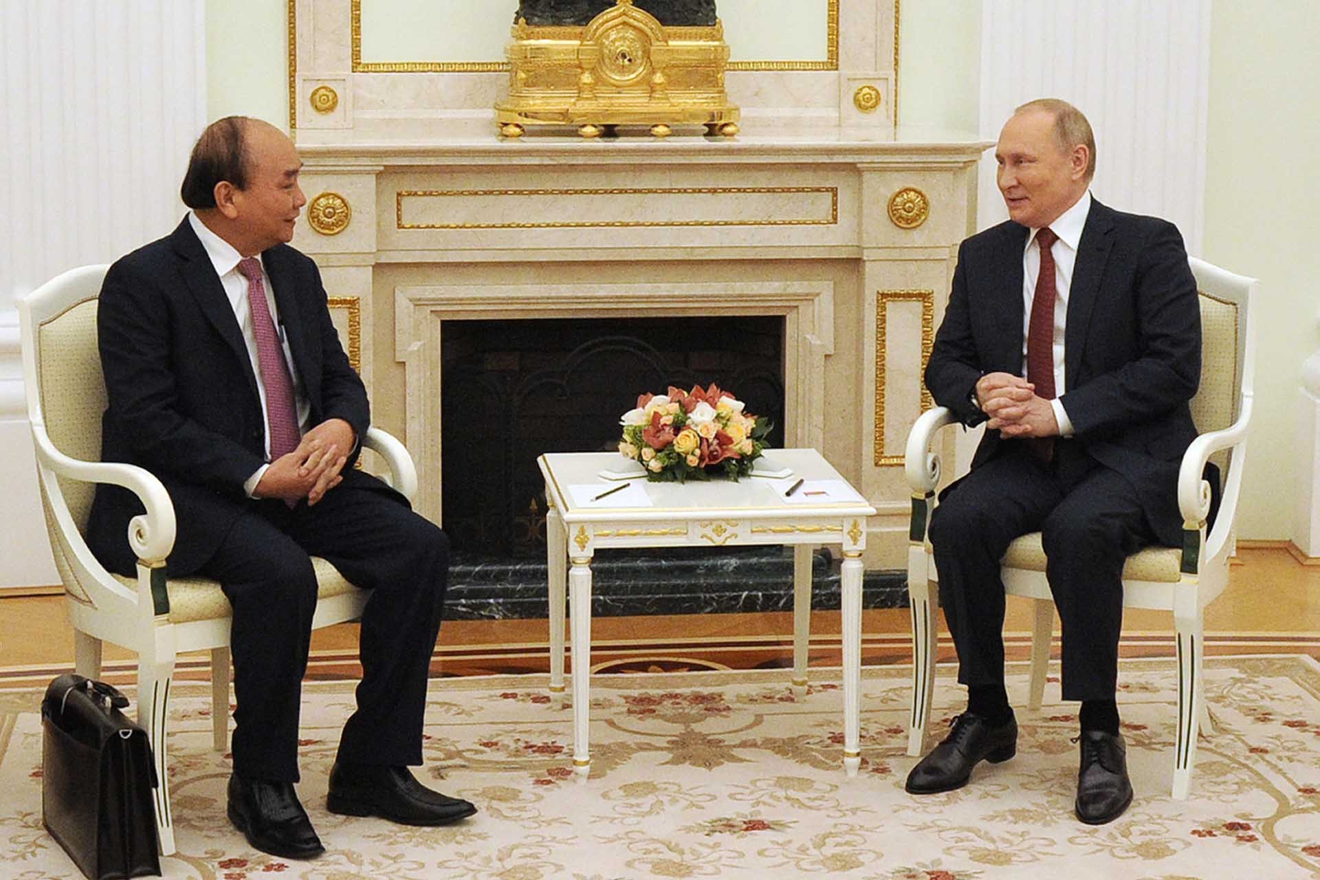 Chủ tịch nước Nguyễn Xuân Phúc hội đàm với Tổng thống Liên bang Nga Vladimir Putin. Chủ tịch nước Nguyễn Xuân Phúc hội đàm với Tổng thống Liên bang Nga Vladimir Putin.