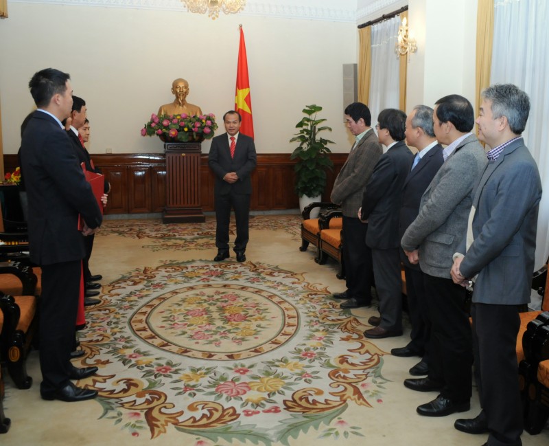 bo ngoa i giao trao quye t di nh bo nhie m ca p vu