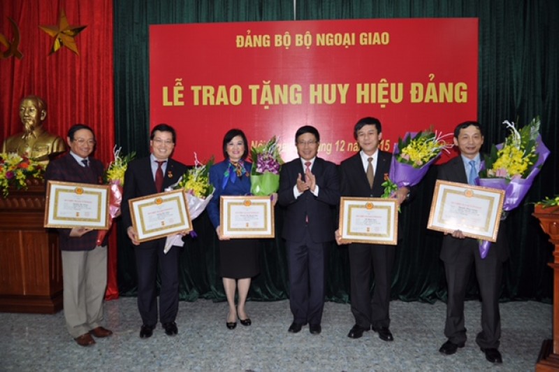 da ng u y bo ngoa i giao trao ta ng 31 huy hie u da ng