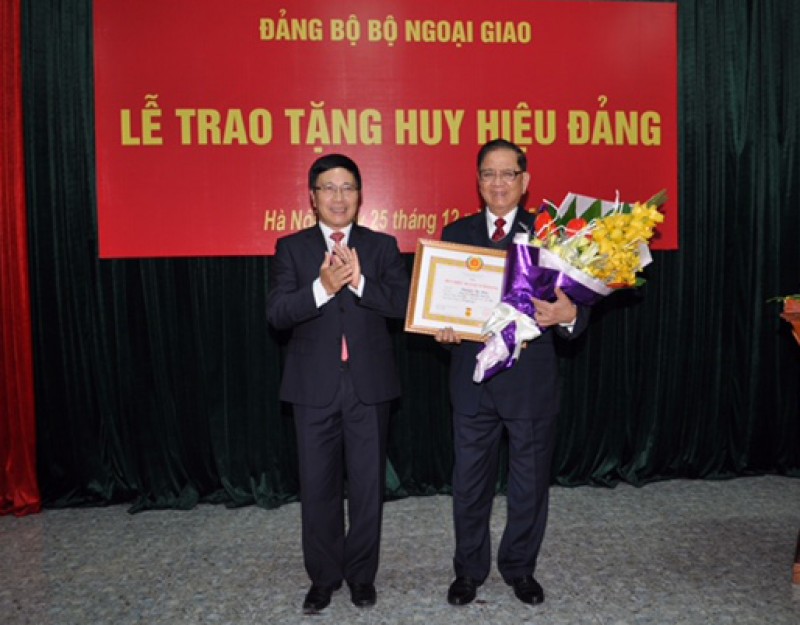 da ng u y bo ngoa i giao trao ta ng 31 huy hie u da ng