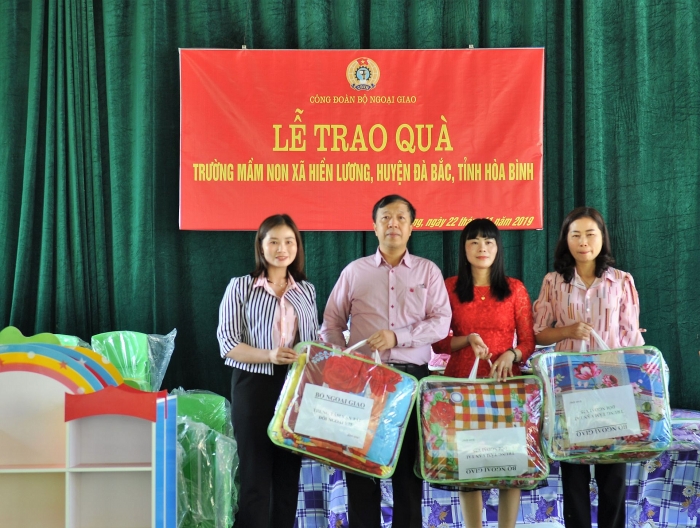 hoat dong thien nguyen cua cong doan bo ngoai giao tai hoa binh am ap va yeu thuong