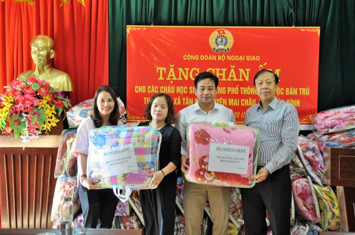 hoat dong thien nguyen cua cong doan bo ngoai giao tai hoa binh am ap va yeu thuong