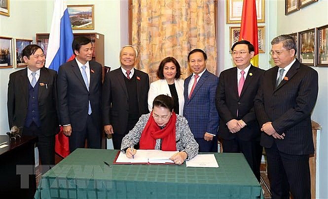 Chủ tịch Quốc hội thăm Đại sứ quán Việt Nam tại Liên bang Nga chu tich quoc hoi tham dai su quan viet nam tai lien bang nga