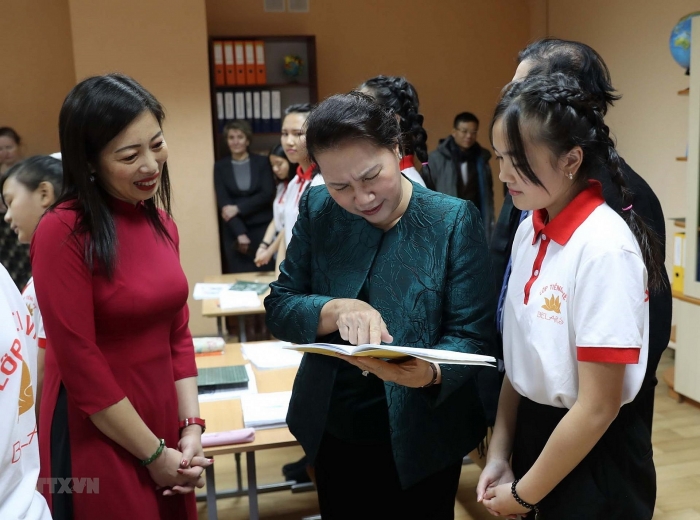 Chủ tịch Quốc hội thăm lớp học tiếng Việt tại Minsk, Belarus chu tich quoc hoi tham lop hoc tieng viet tai minsk belarus