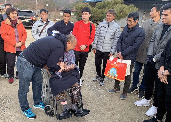 U23 Việt Nam đón Đại sứ Việt Nam tại Hàn Quốc tới thăm u23 viet nam don dai su viet nam tai han quoc toi tham