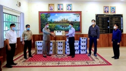 Tổng Lãnh sự quán Việt Nam tặng khẩu trang và dung dịch sát khuẩn cho tỉnh Preah Sihanouk