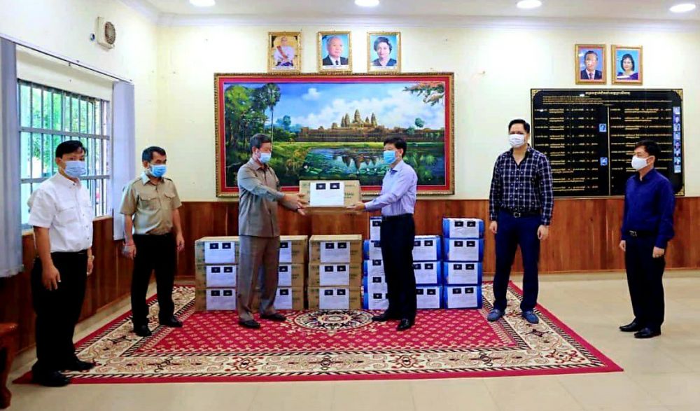 Tổng Lãnh sự quán Việt Nam tặng khẩu trang và dung dịch sát khuẩn cho Chính quyền và Nhân dân tỉnh Preah Sihanouk Tổng Lãnh sự quán Việt Nam tặng khẩu trang và dung dịch sát khuẩn cho Chính quyền và Nhân dân tỉnh Preah Sihanouk