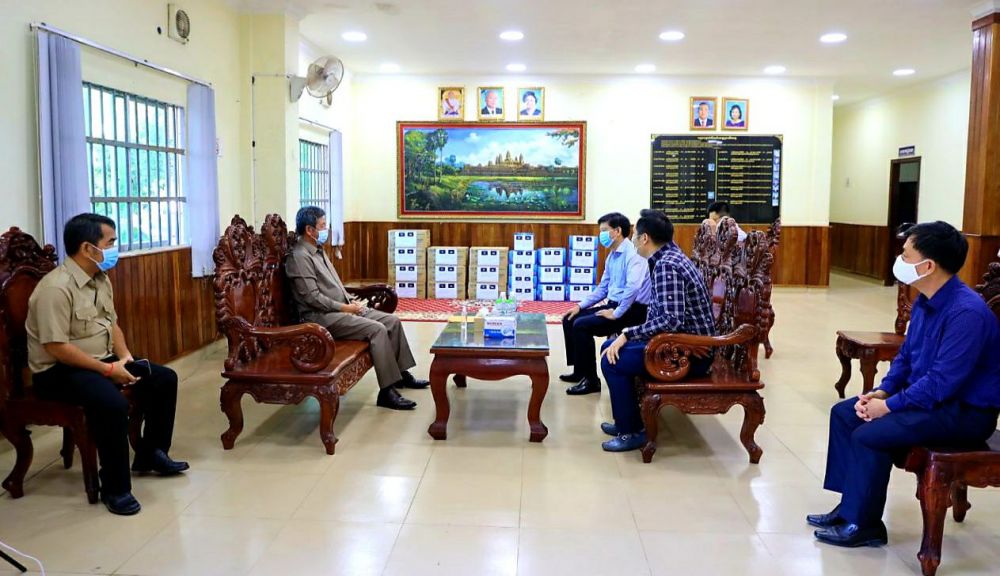 Tổng Lãnh sự quán Việt Nam tặng khẩu trang và dung dịch sát khuẩn cho Chính quyền và Nhân dân tỉnh Preah Sihanouk Tổng Lãnh sự quán Việt Nam tặng khẩu trang và dung dịch sát khuẩn cho Chính quyền và Nhân dân tỉnh Preah Sihanouk