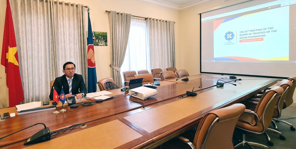 Đại sứ Trần Đức Bình, Trưởng Phái đoàn Việt Nam tại ASEAN, Chủ tịch Ủy ban các Đại diện Thường trực tại ASEAN đã dẫn đầu đoàn Việt Nam tham dự cuộc họp lần thứ 45 của Hội đồng Uỷ thác Quỹ ASEAN